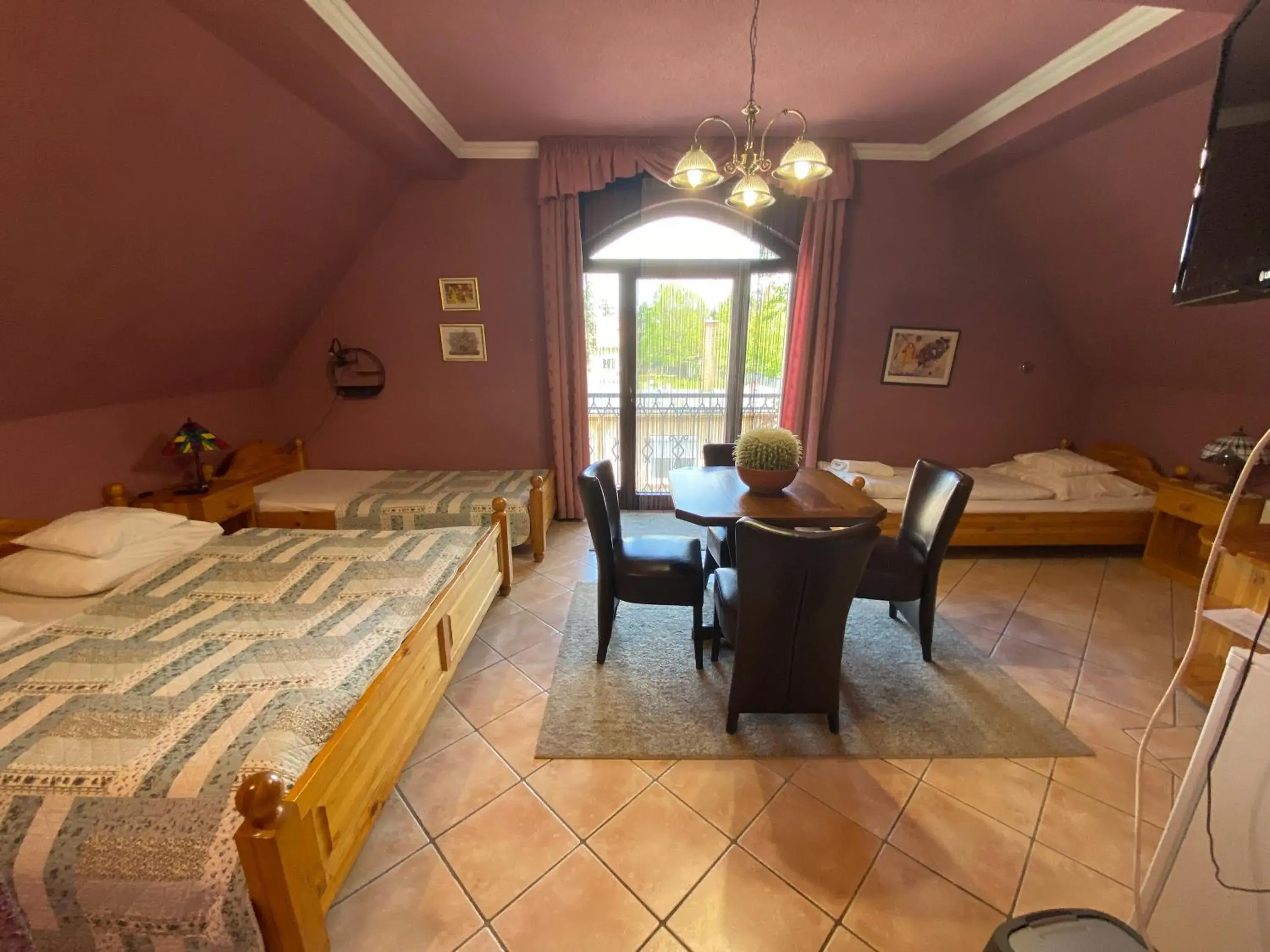 Standard Quadruple Room - single occupancy in Fehér Hattyú Panzió Standard Quadruple Room - single occupancy in Fehér Hattyú Panzió