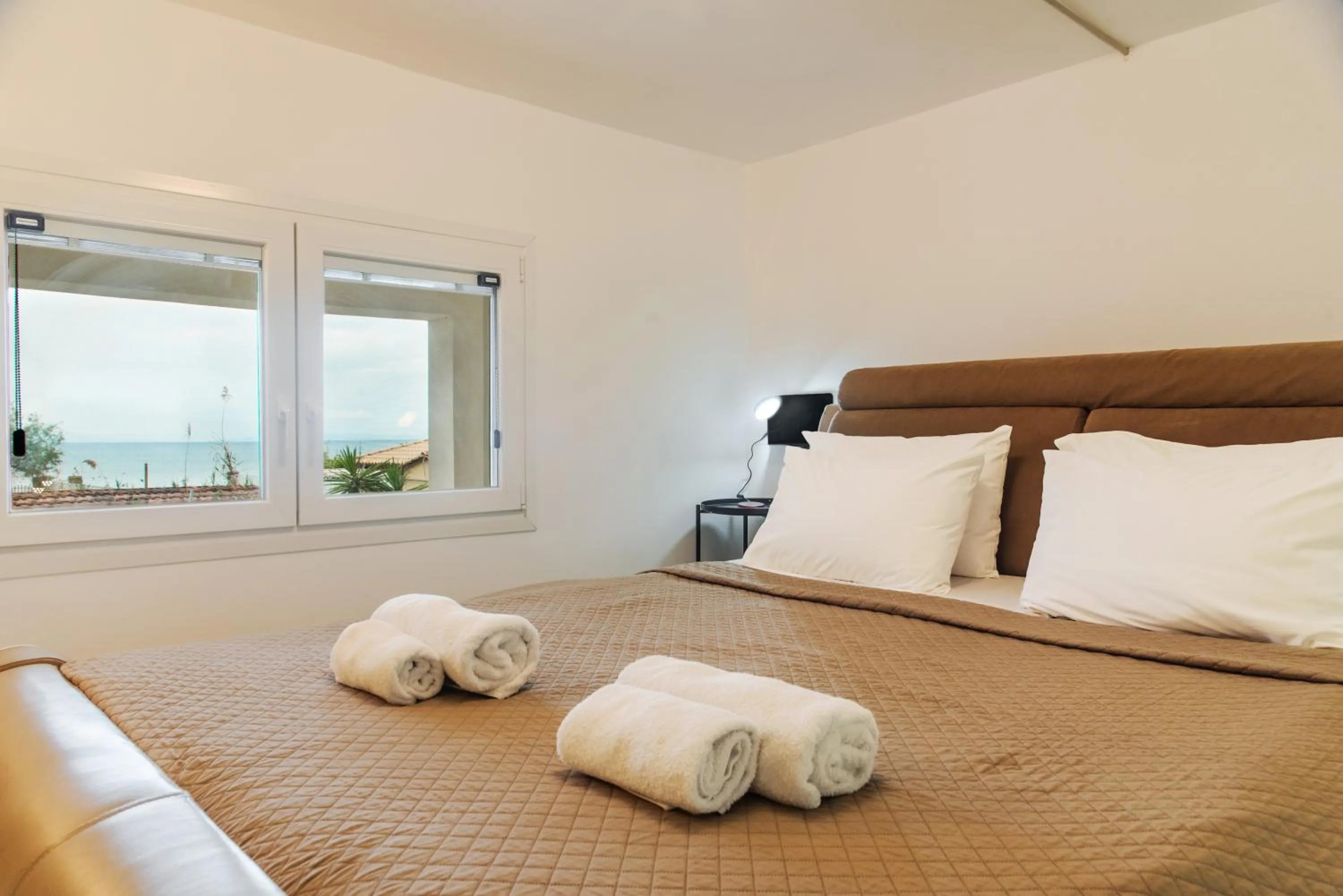 Photo of the whole room, Bed in Victoria's Suites Corfu