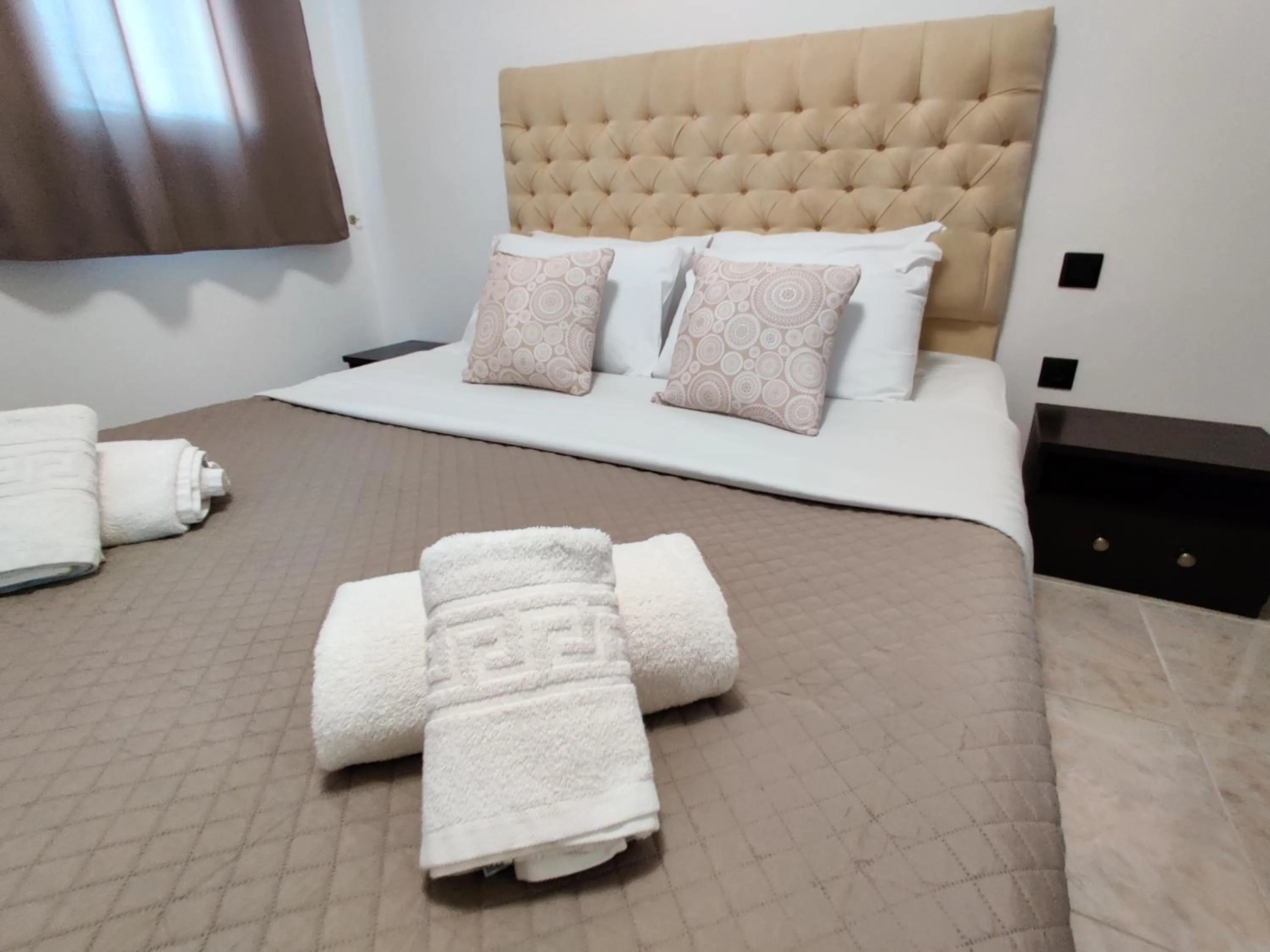 Photo of the whole room, Bed in Victoria's Suites Corfu