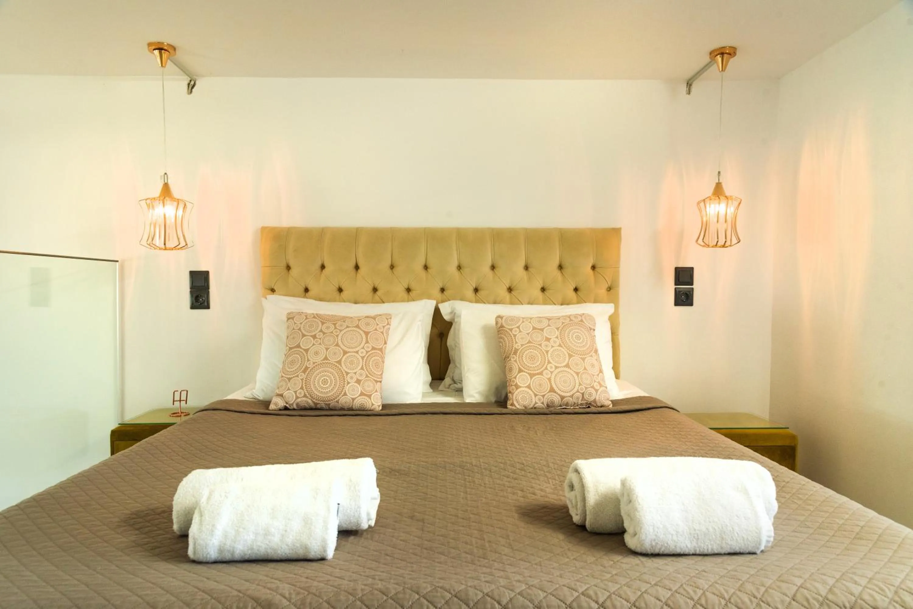 Photo of the whole room, Bed in Victoria's Suites Corfu