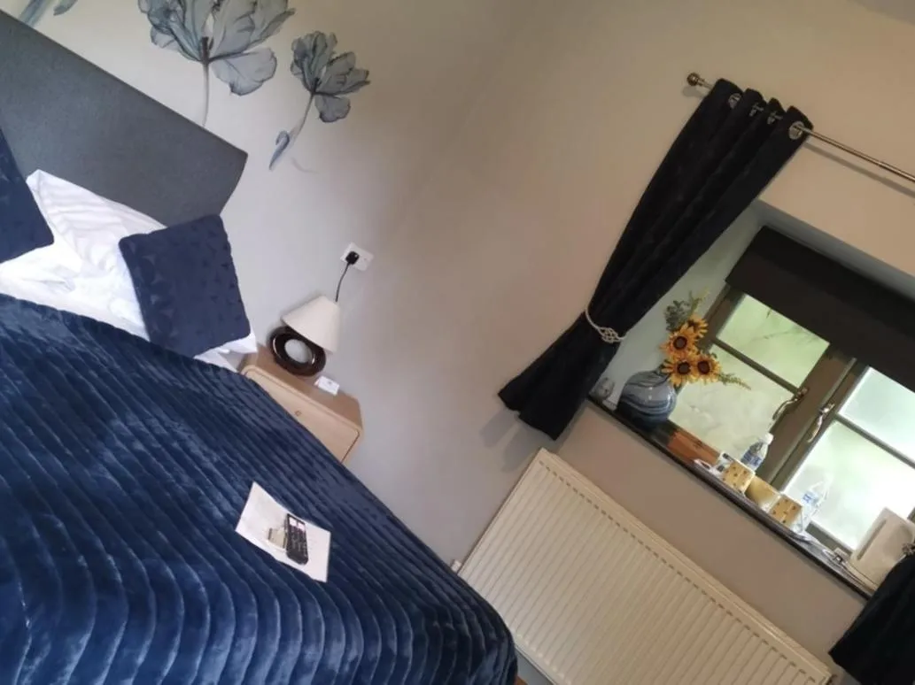 Bedroom, Bed in The Babbling Brook