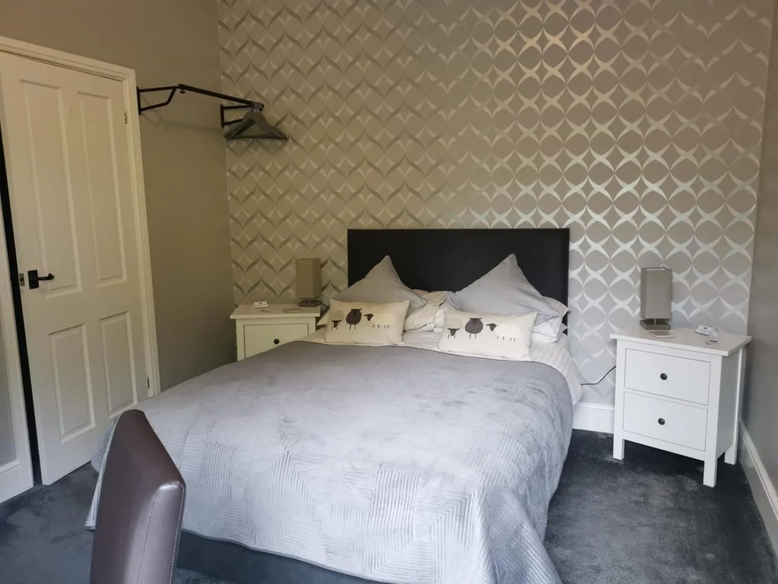 Bedroom, Bed in The Babbling Brook