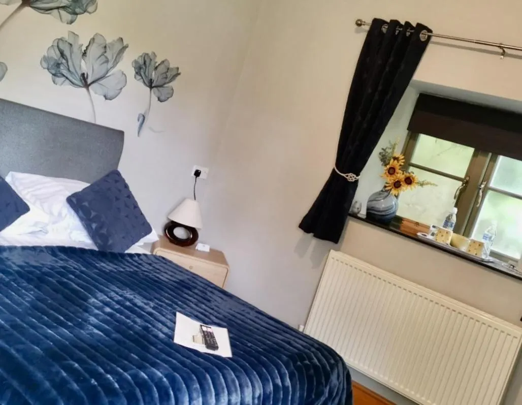 Bedroom, Bed in The Babbling Brook