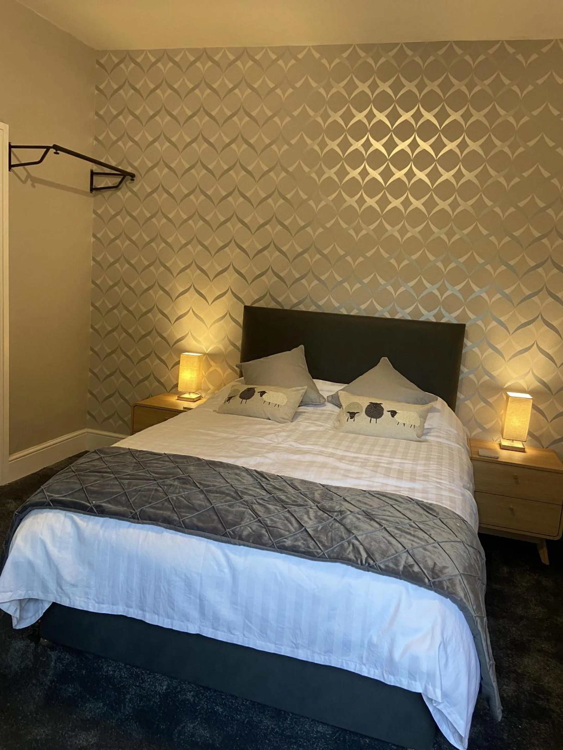 Bedroom, Bed in The Babbling Brook