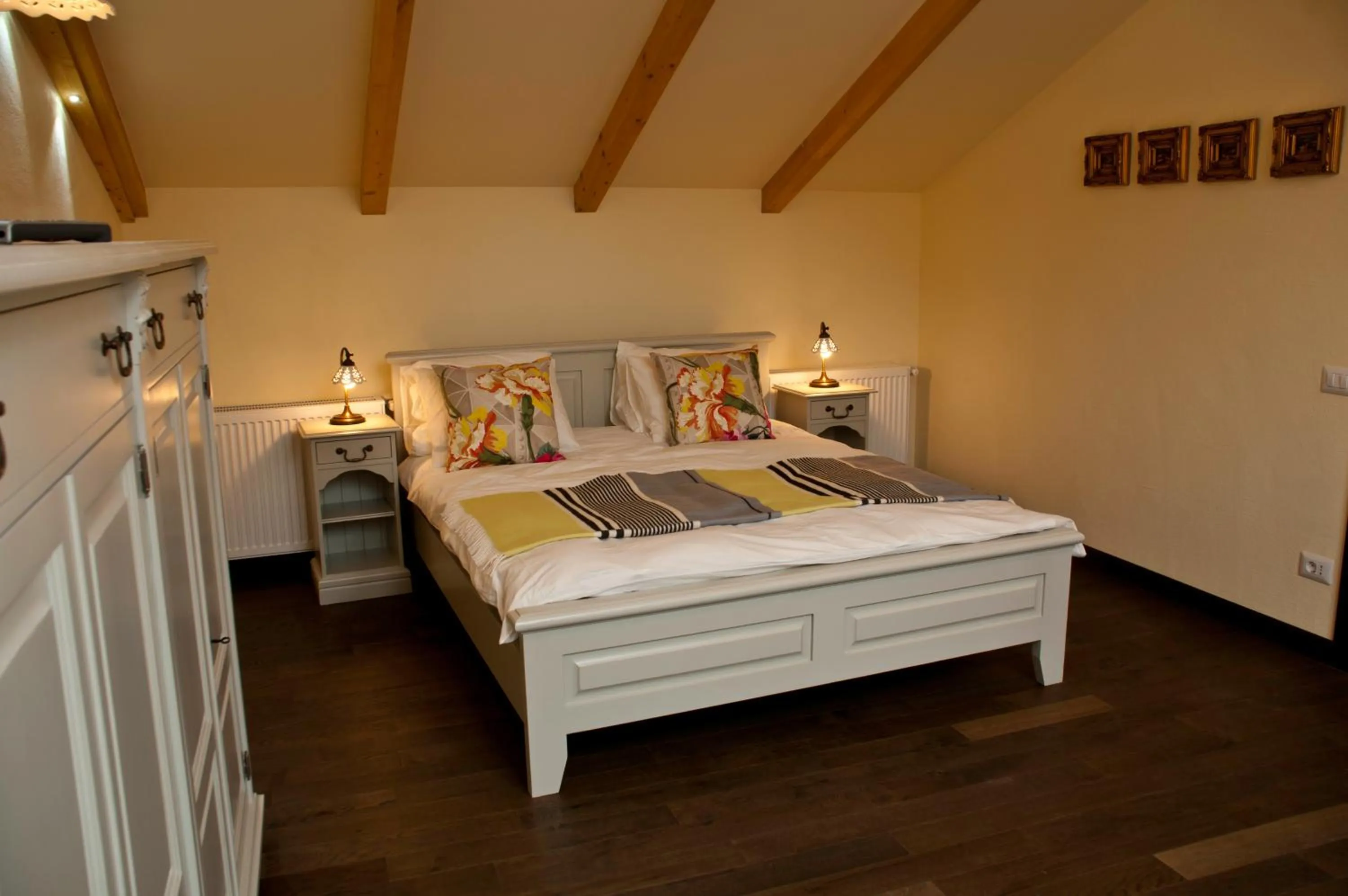 Three-Bedroom Apartment with Terrace in Arina Apartments