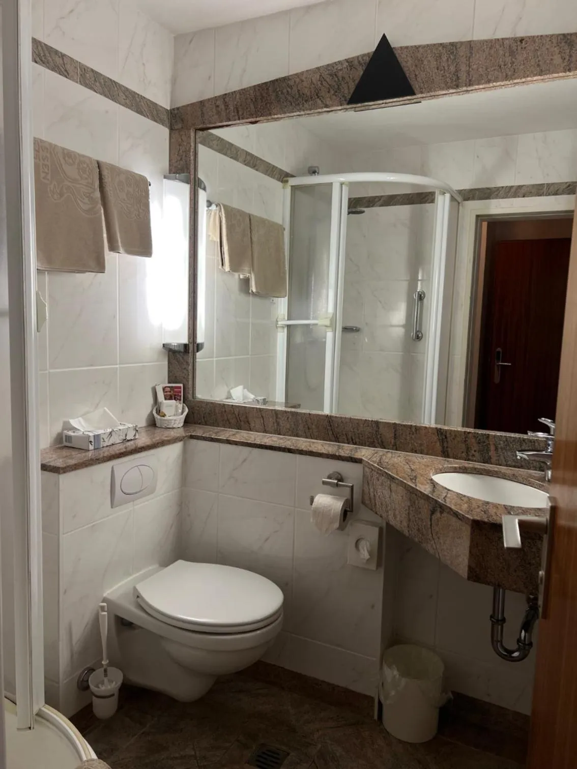 Bathroom in Parkhotel Maasberg GmbH