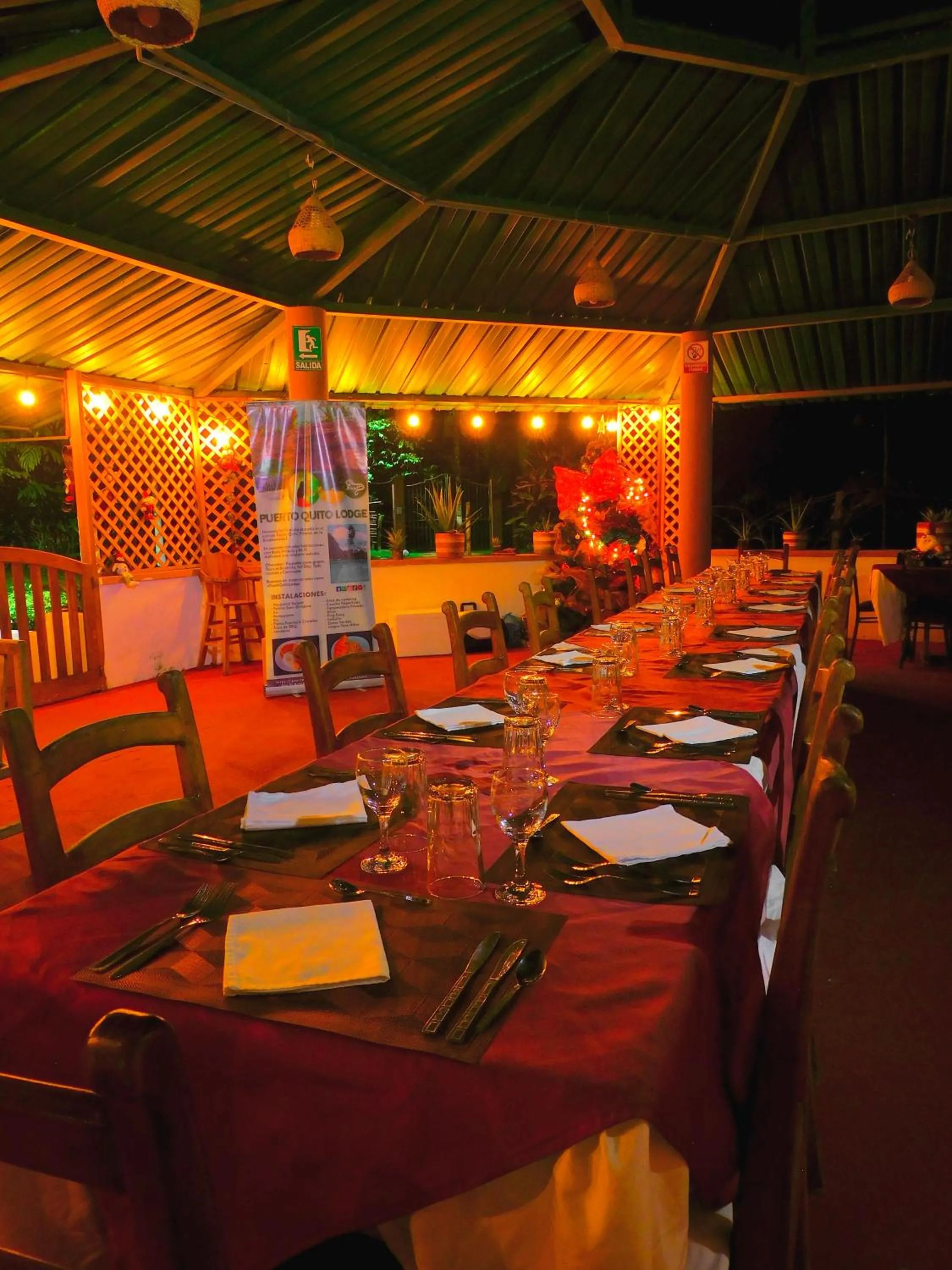 Restaurant/places to eat in Puerto Quito Lodge - Las Iguanas