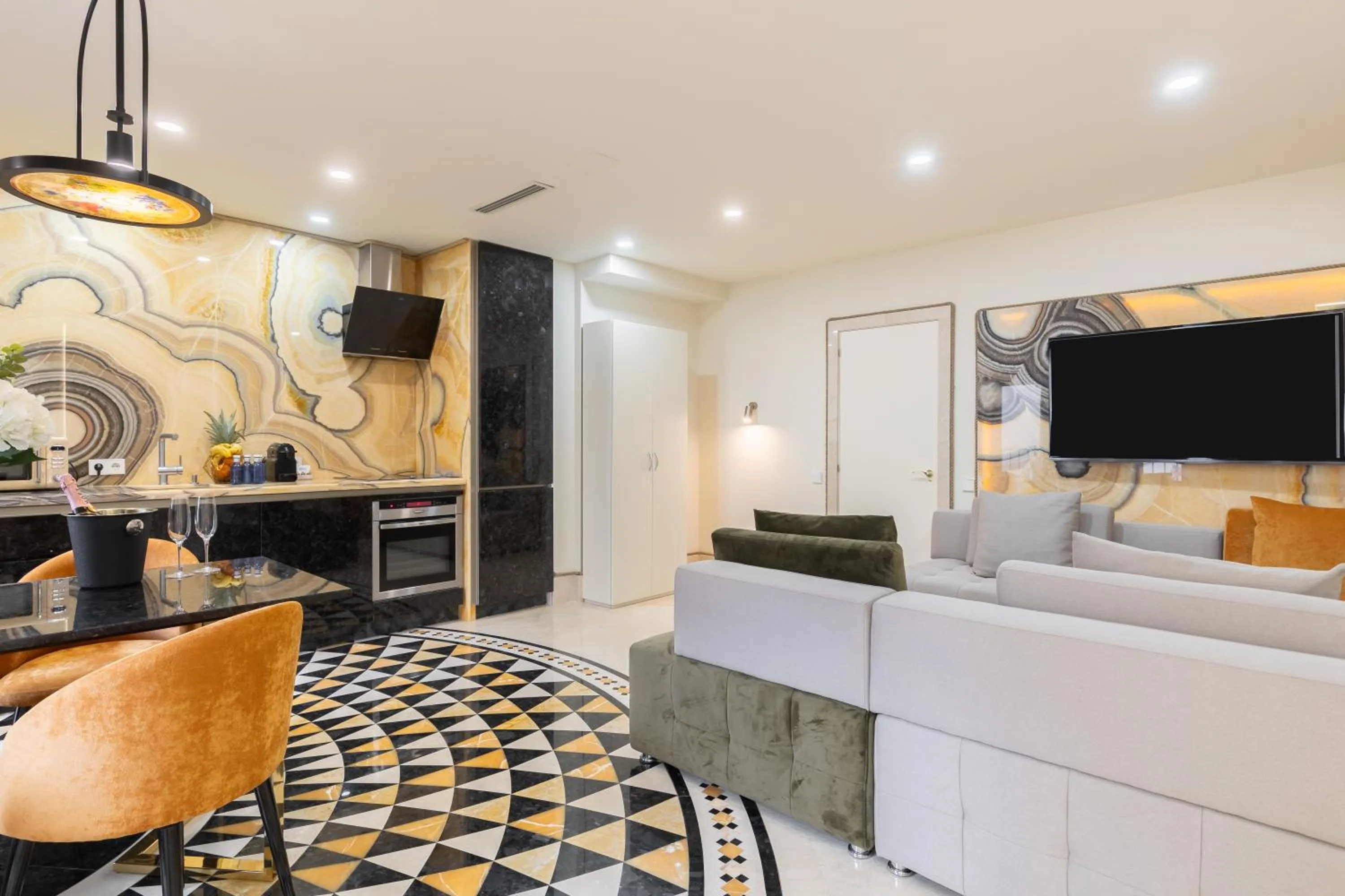 Communal lounge/ TV room in Cosmo Apartments Rambla Catalunya