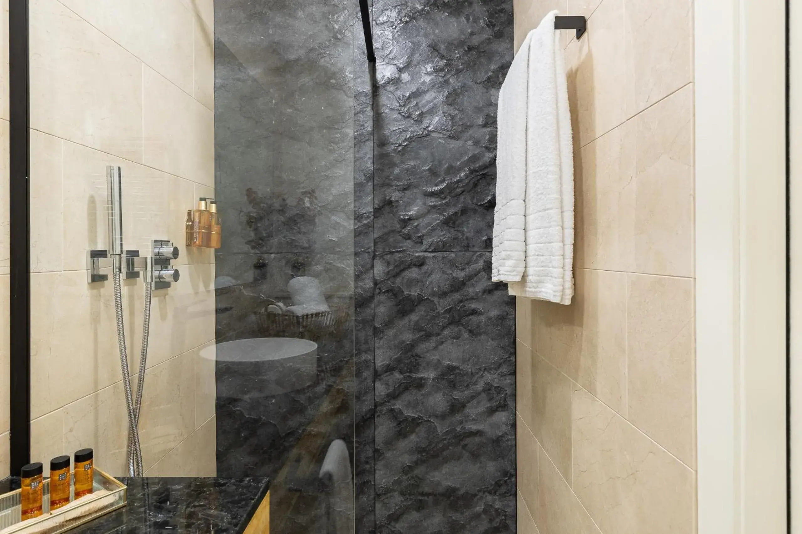 Shower in Cosmo Apartments Rambla Catalunya Shower in Cosmo Apartments Rambla Catalunya