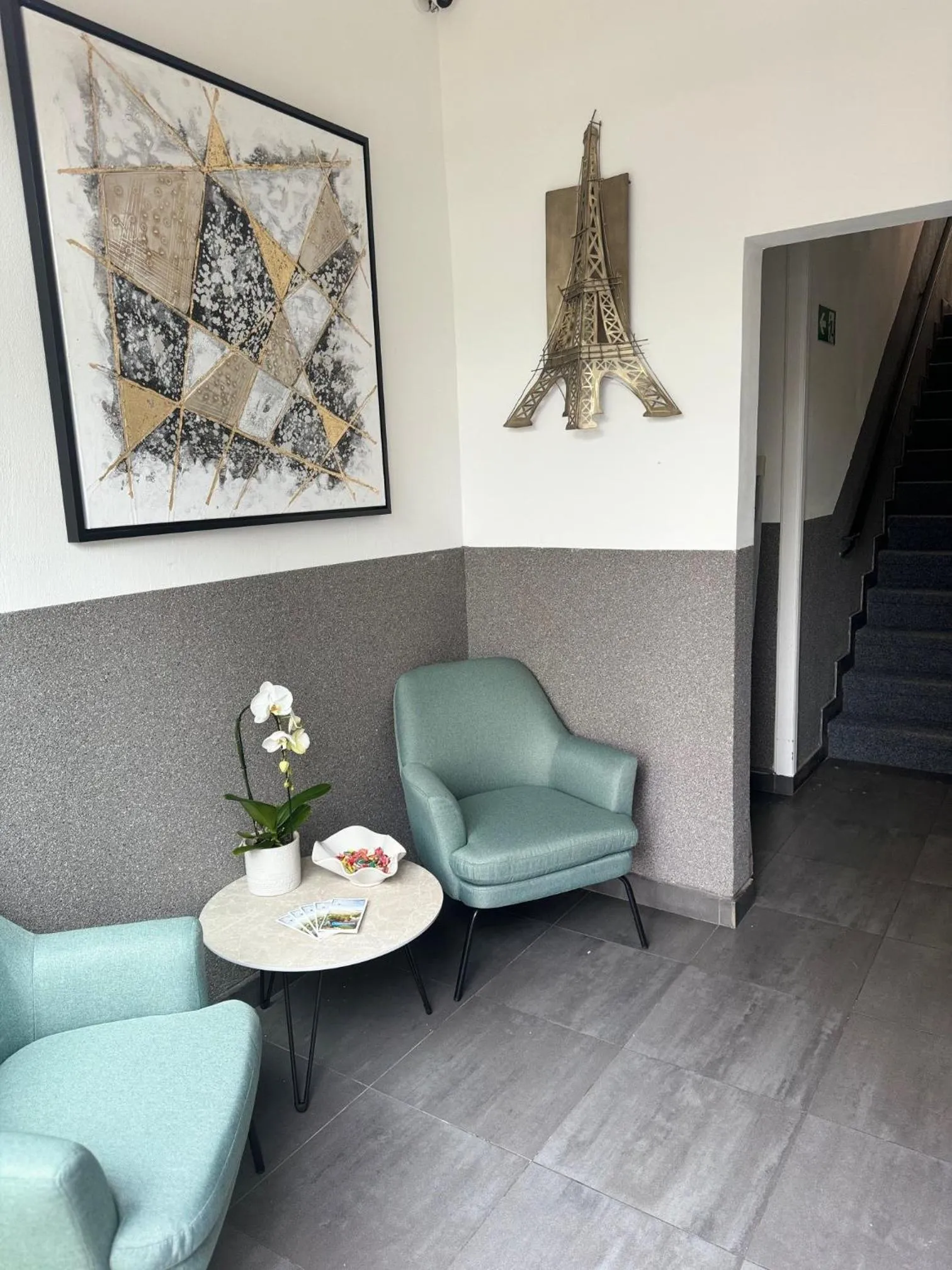 Seating area in Hotel Charlton