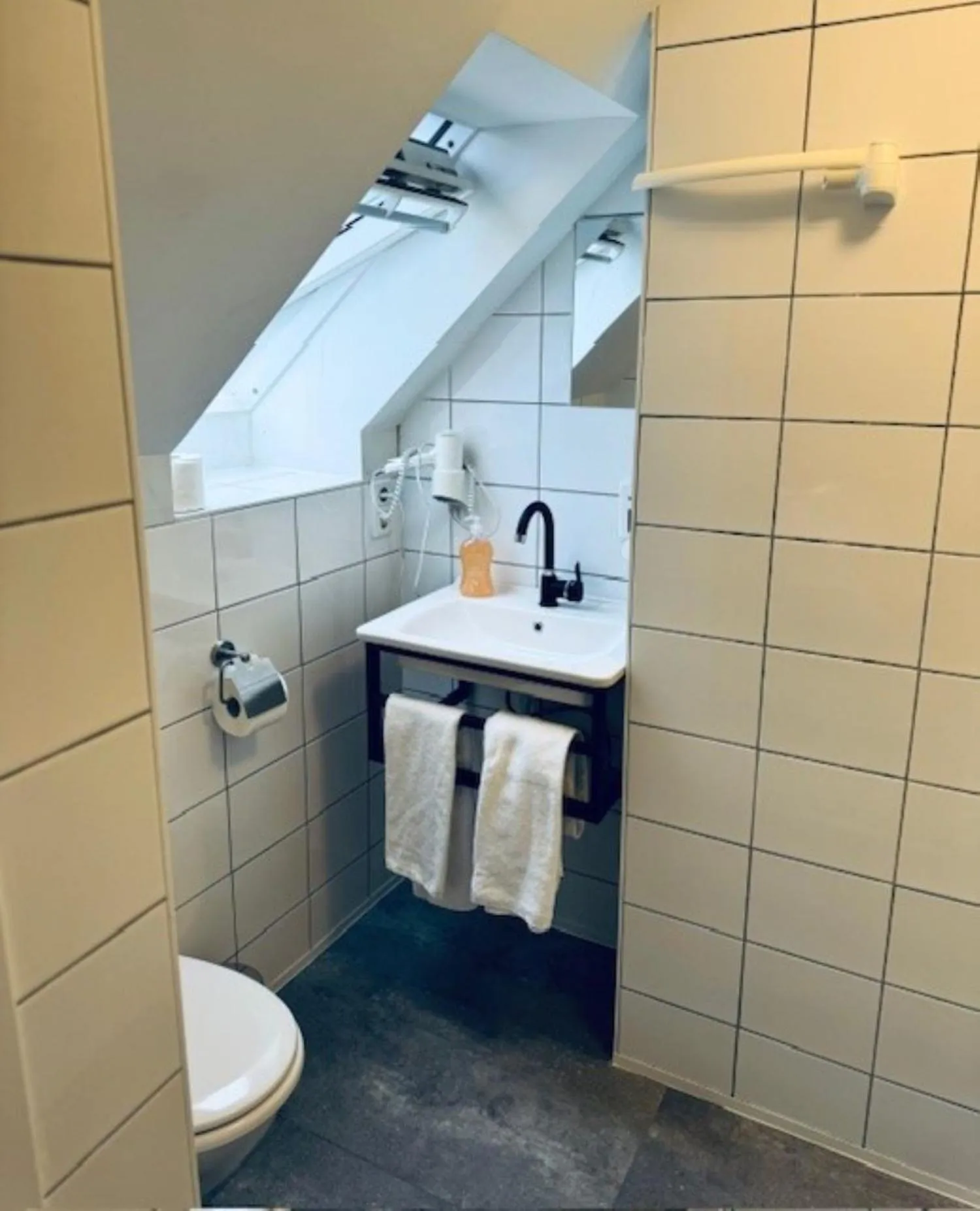 Bathroom in Hotel Charlton