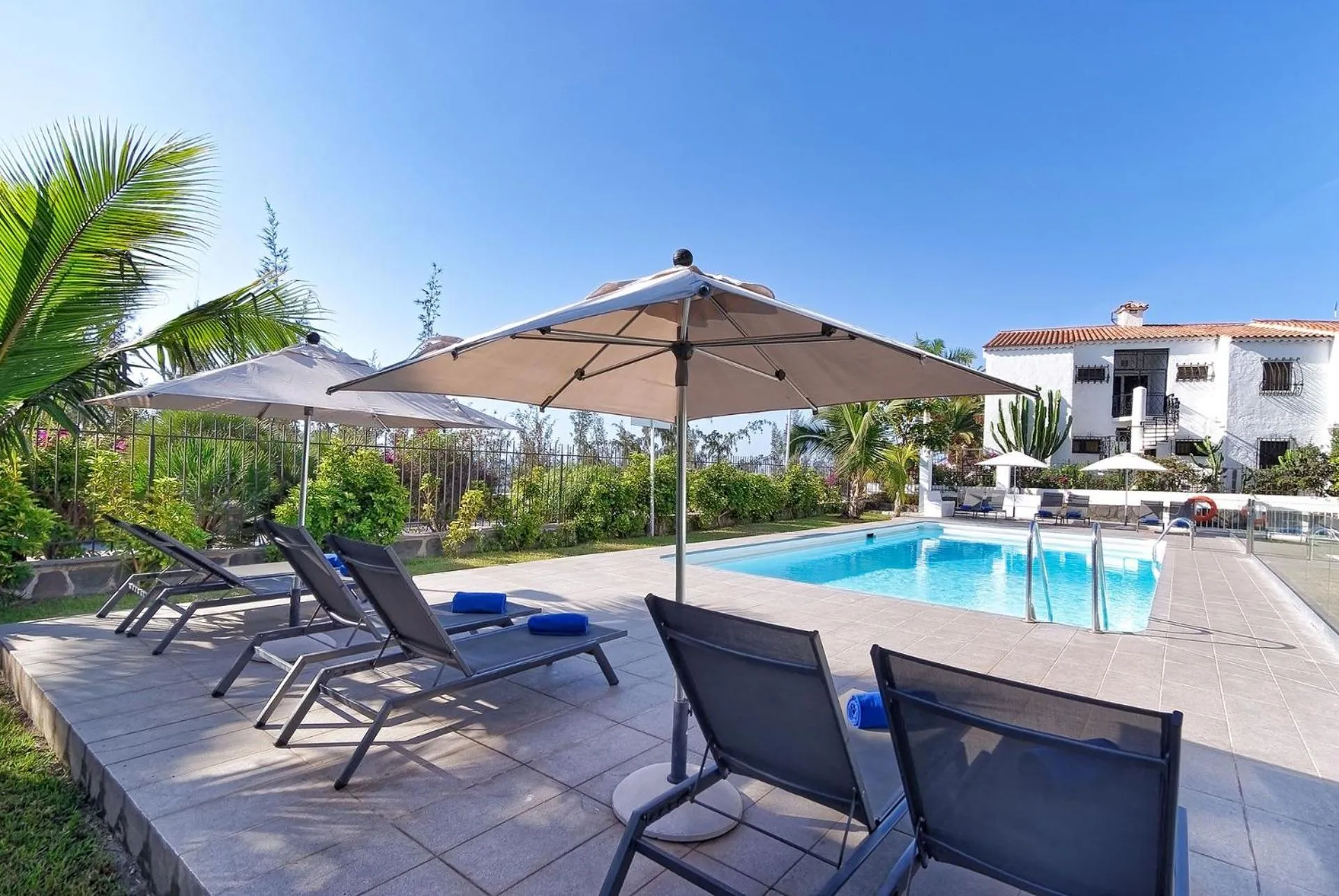 Swimming pool in Las Nasas by Labranda