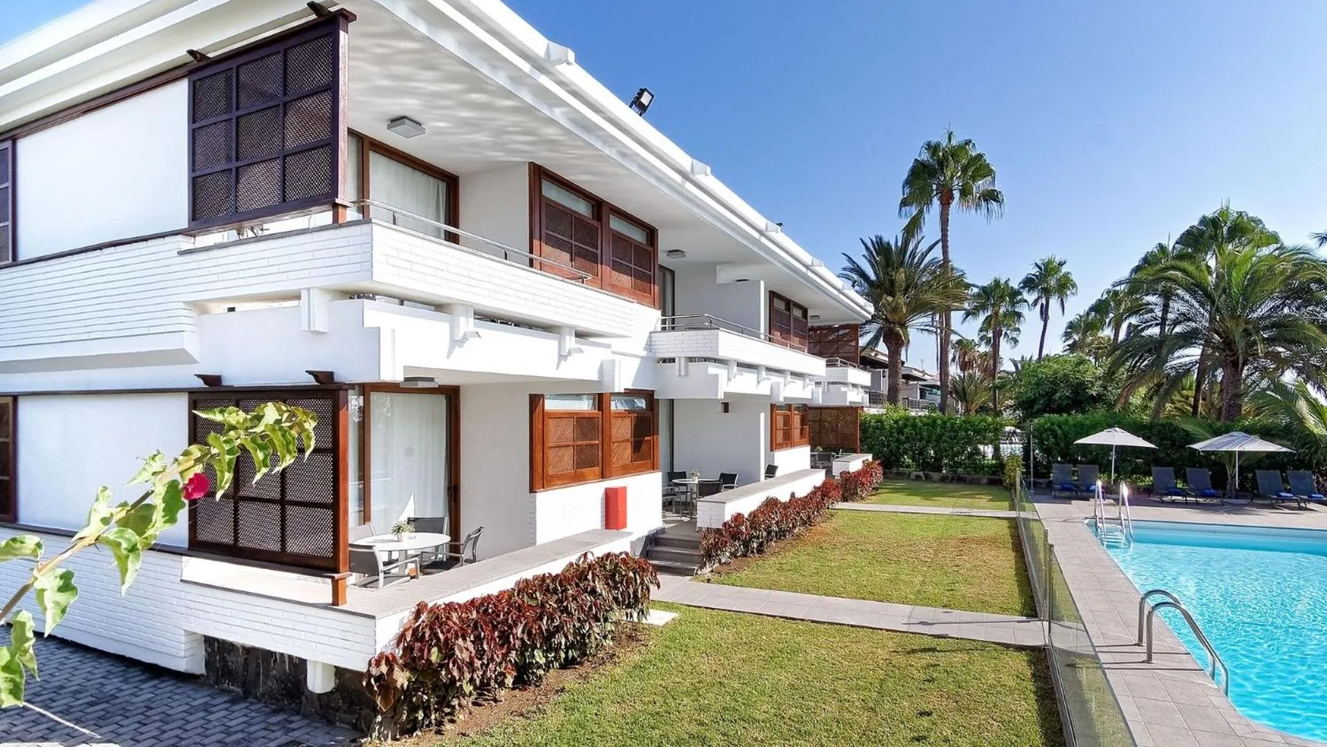 Facade/entrance in Las Nasas by Labranda