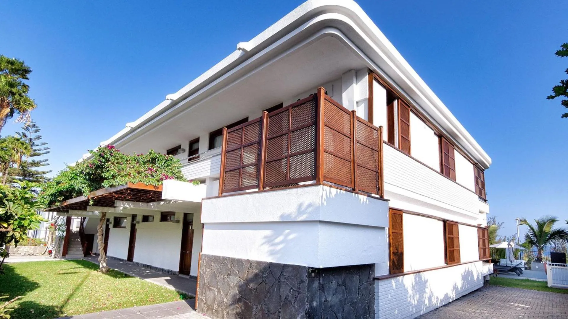 Facade/entrance in Las Nasas by Labranda