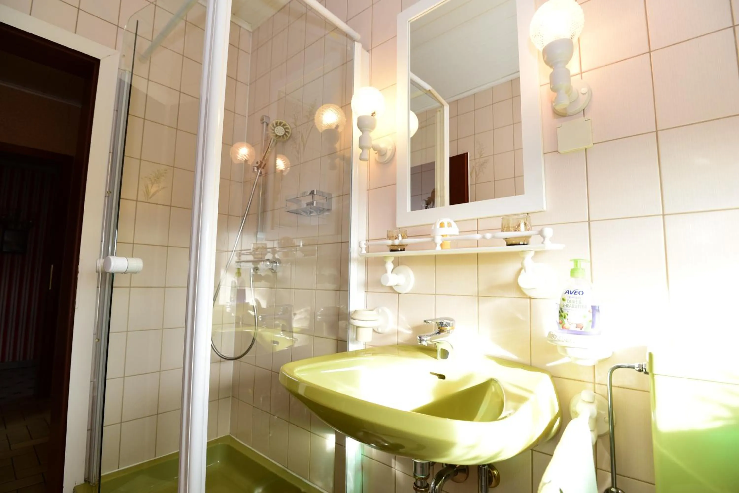 Shower in PM-APART Ries Rosina