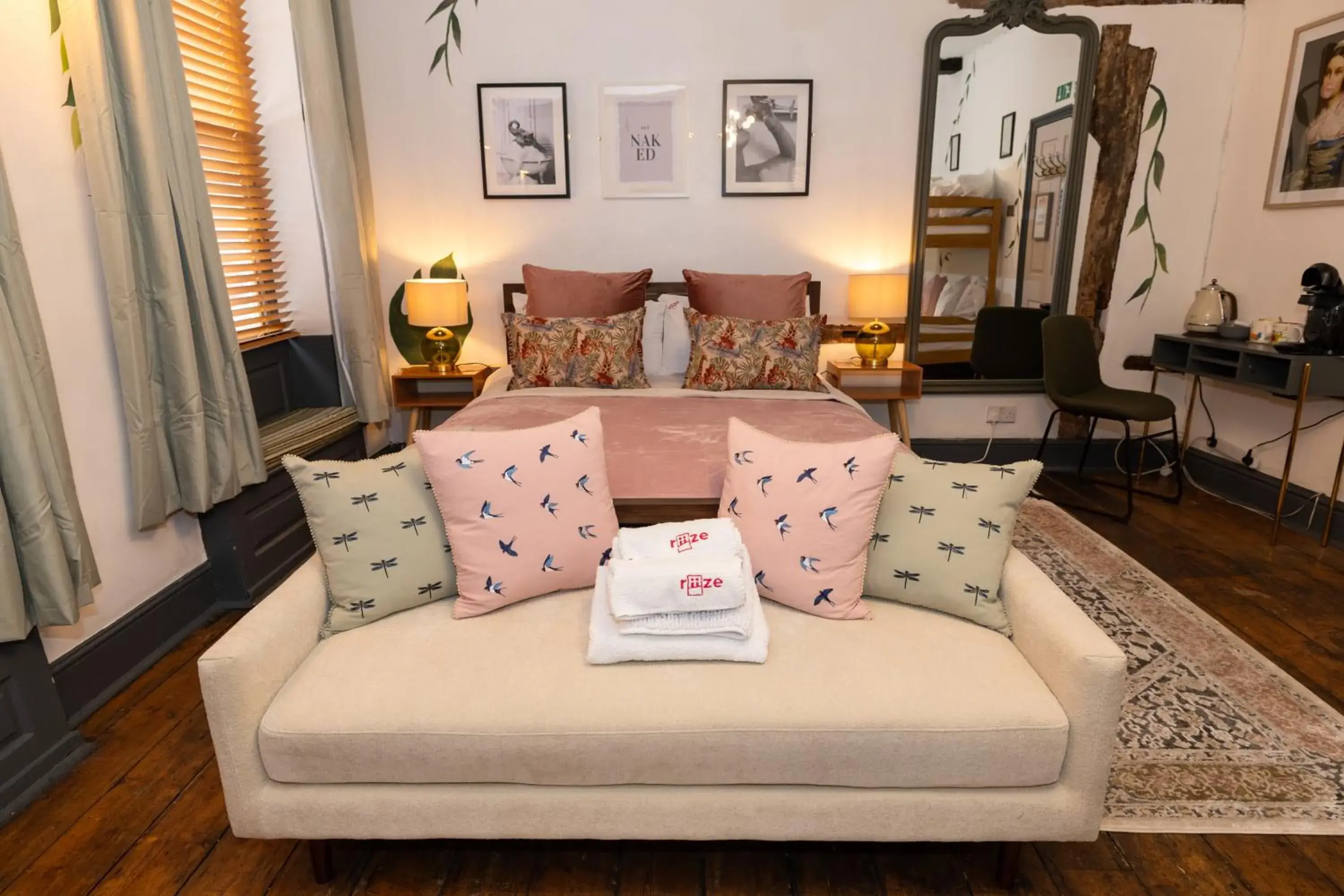 Bed in Riize Boutique Hotel Worcester Self Check-in City Centre Bed in Riize Boutique Hotel Worcester Self Check-in City Centre