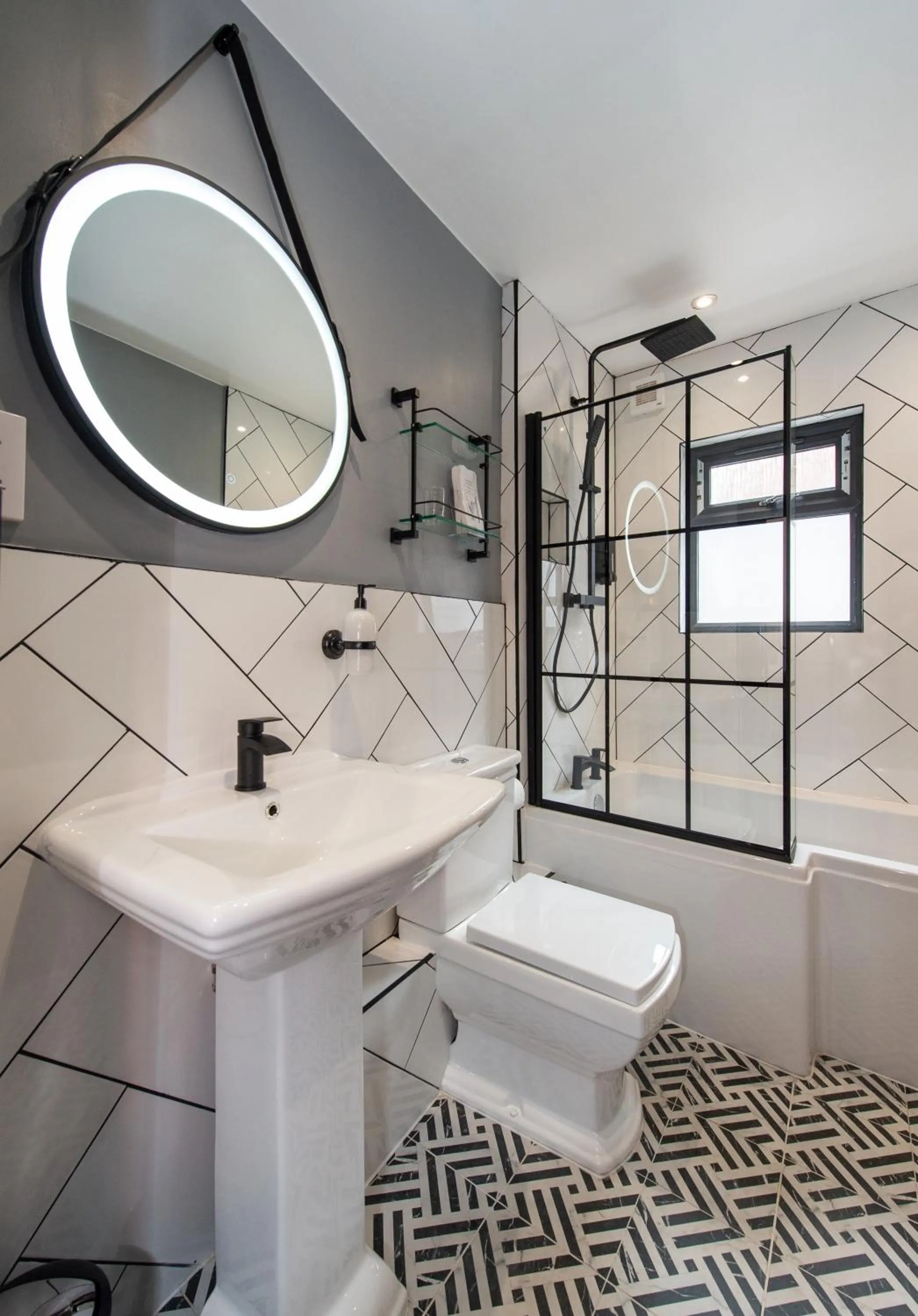 Bathroom in Riize Boutique Hotel Worcester Self Check-in City Centre