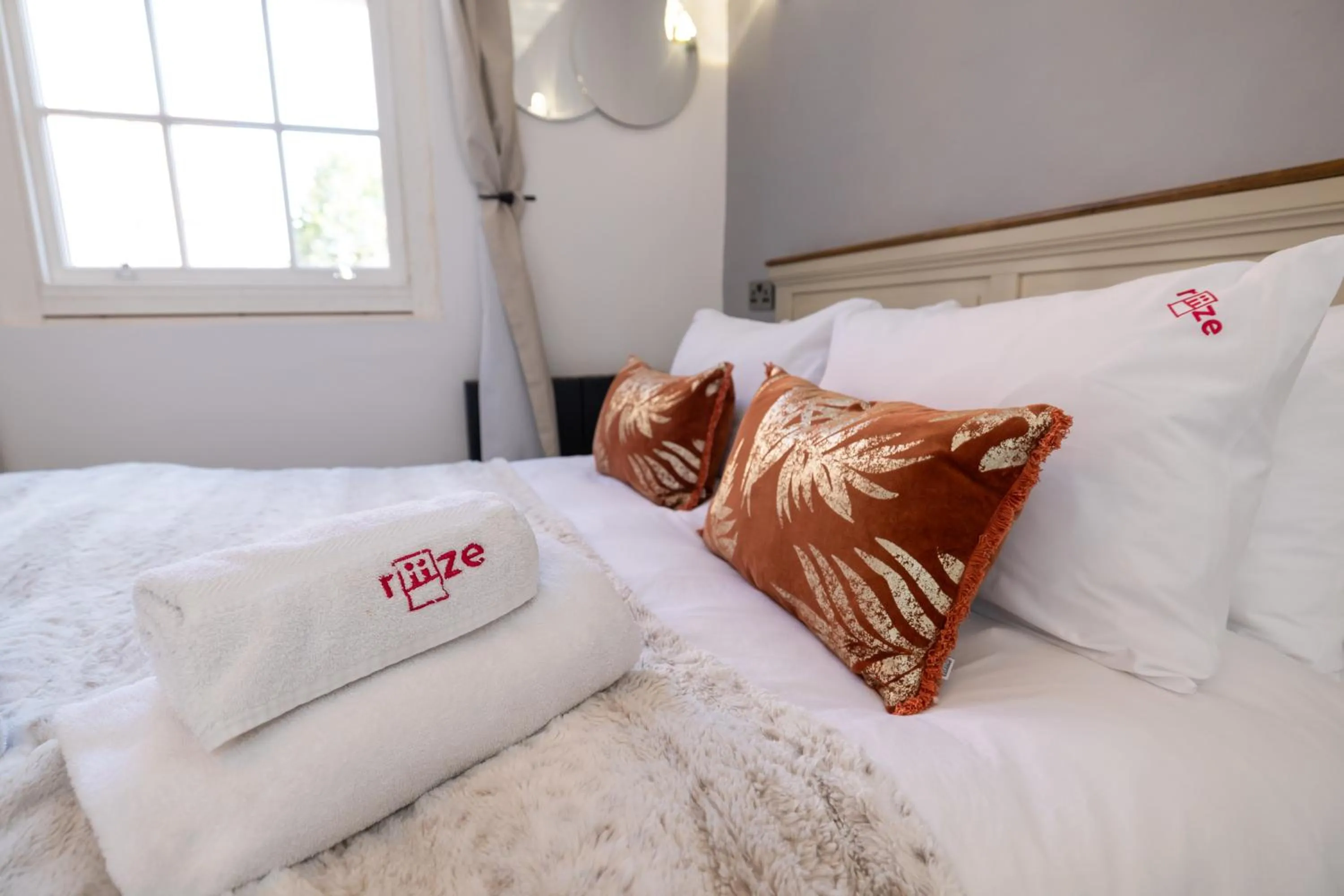 Bed in Riize Boutique Hotel Worcester Self Check-in City Centre