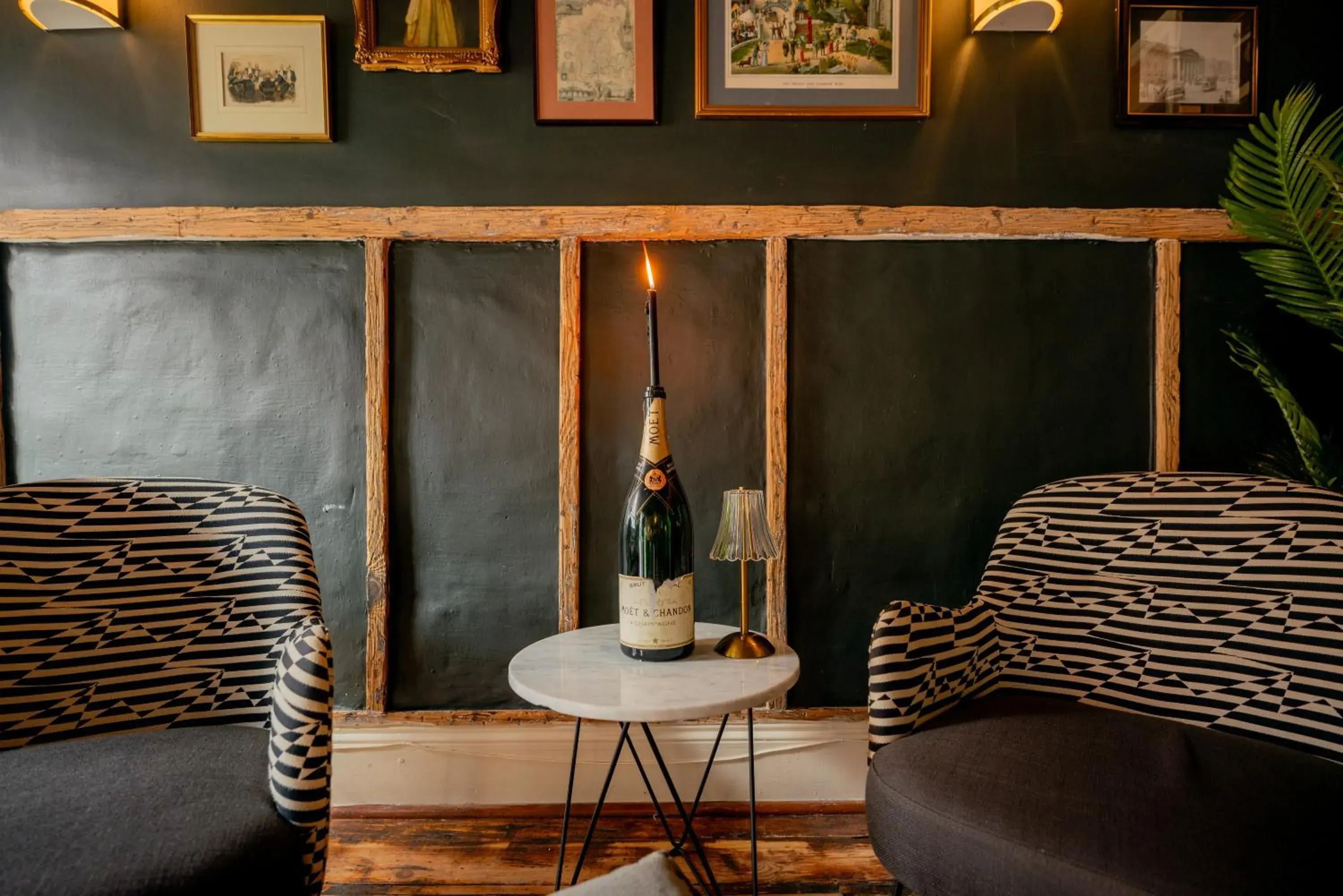 Lounge or bar in Riize Boutique Hotel Worcester Self Check-in City Centre Lounge or bar in Riize Boutique Hotel Worcester Self Check-in City Centre