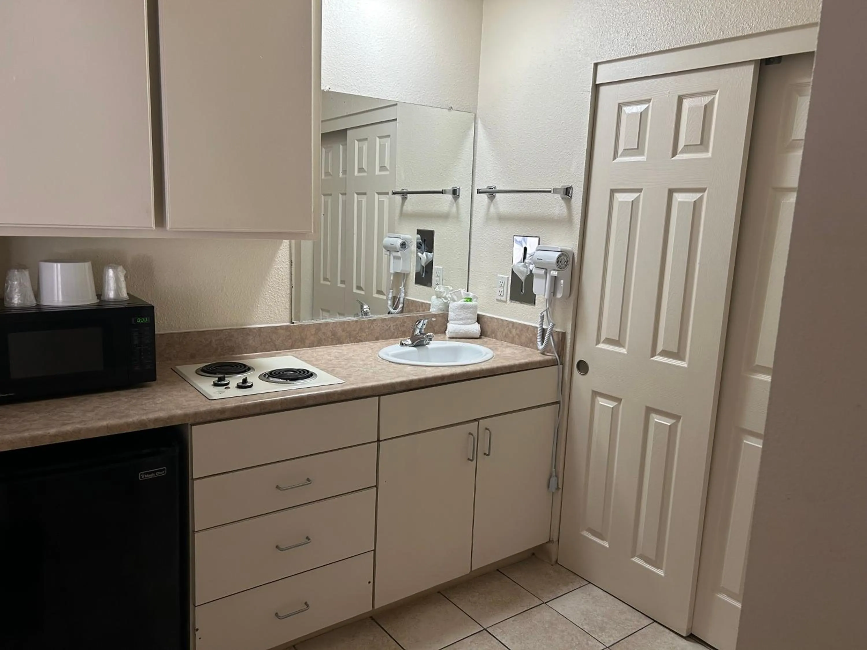 microwave in California Suites Hotel