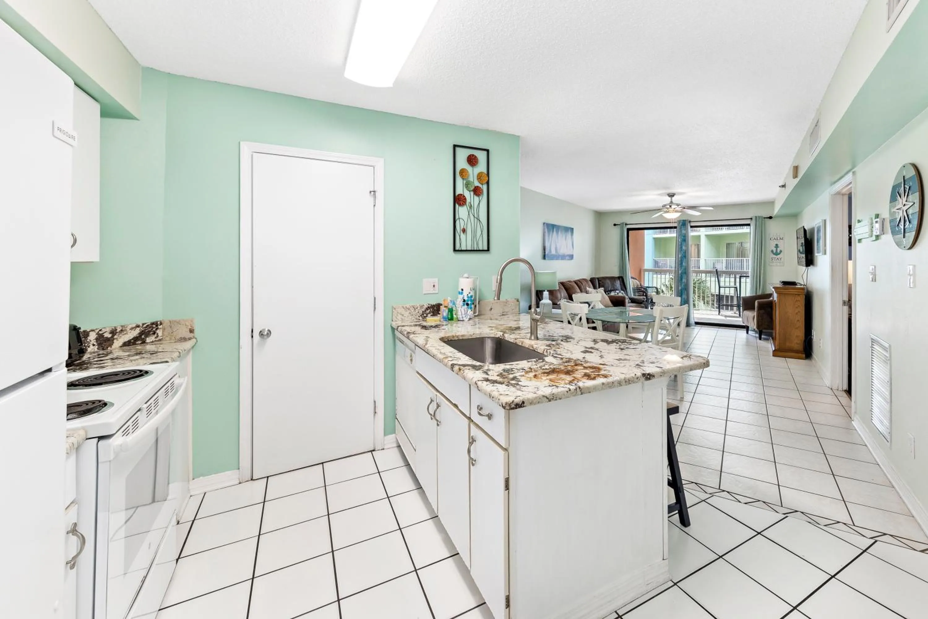 Kitchen or kitchenette in Harbor Place 206