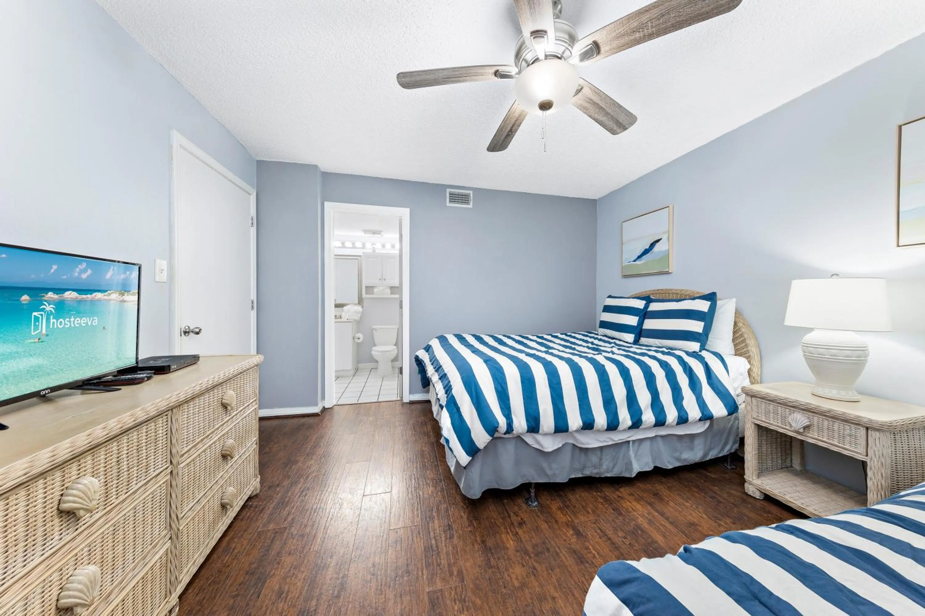 Bedroom, Bed in Harbor Place 206