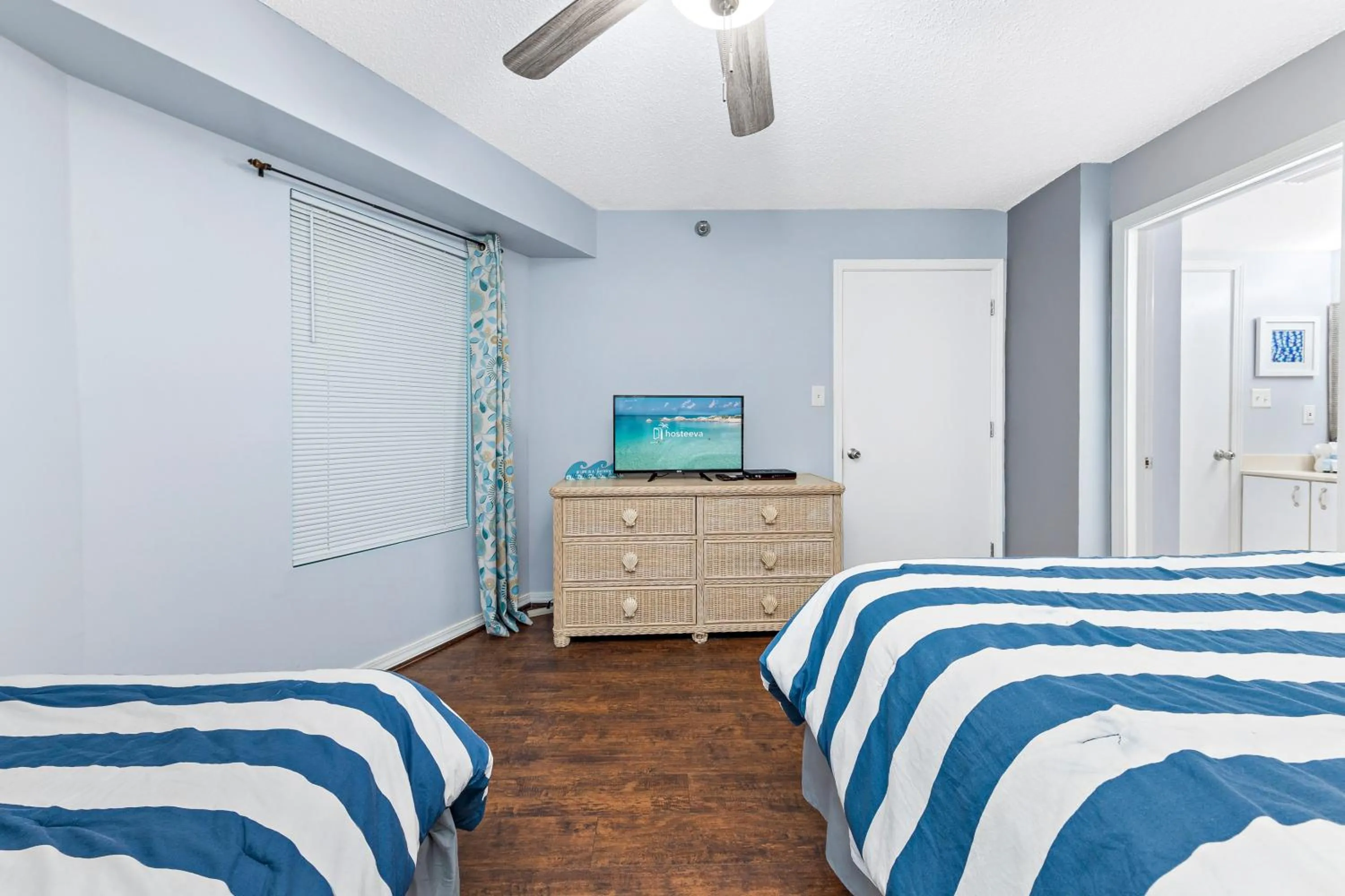 Bedroom, Bed in Harbor Place 206