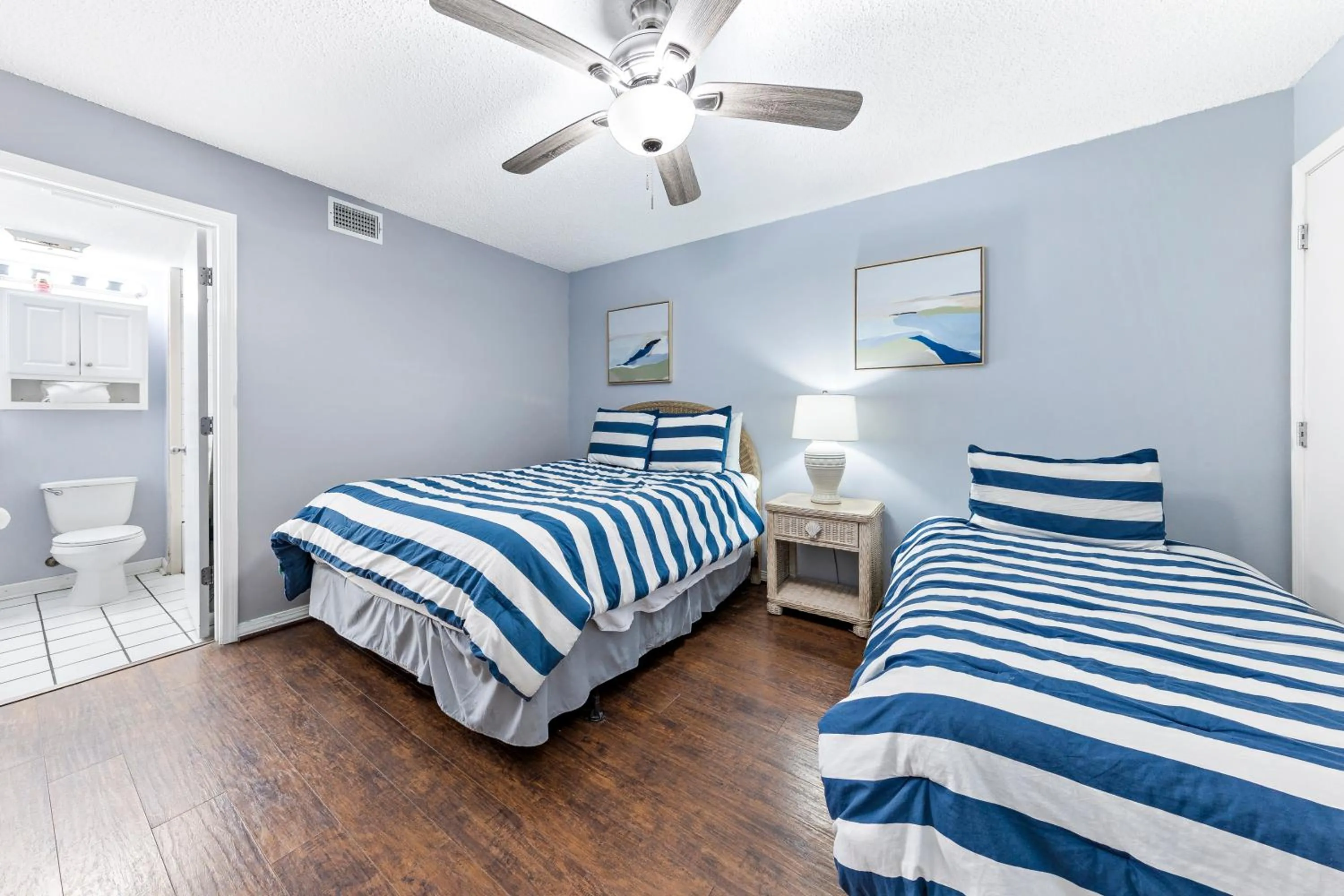 Bedroom, Bed in Harbor Place 206