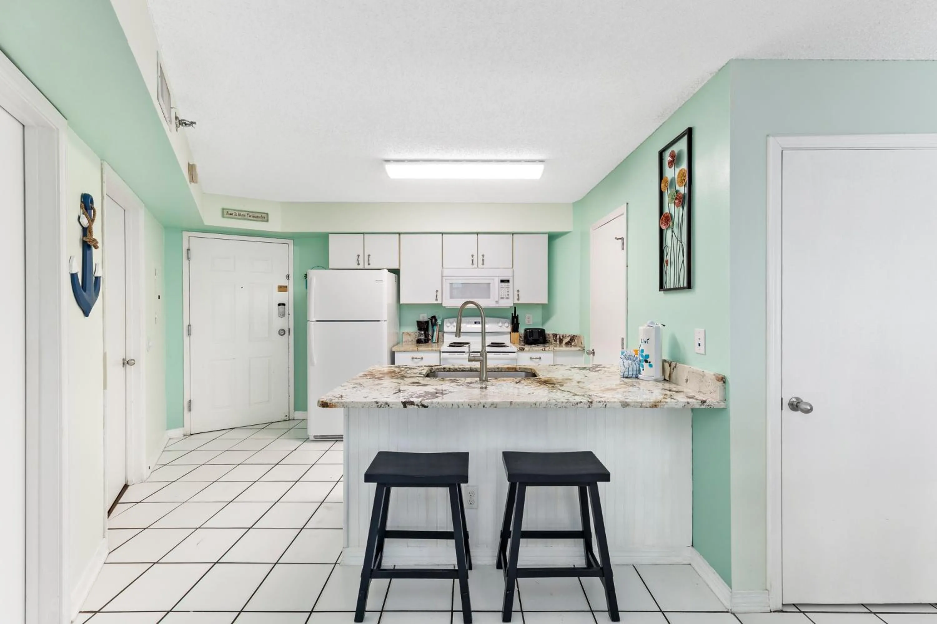 Kitchen or kitchenette in Harbor Place 206
