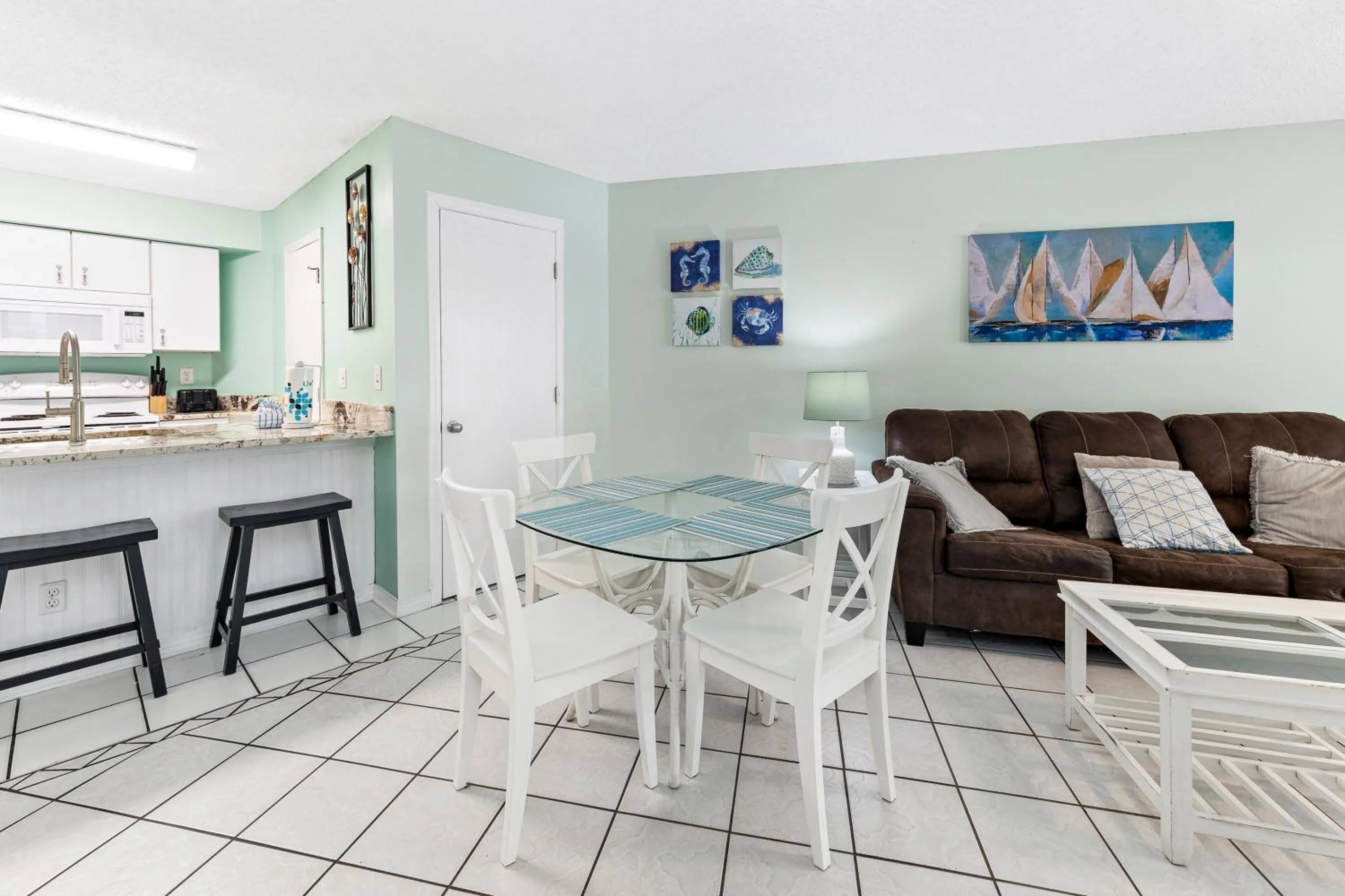 Dining area in Harbor Place 206