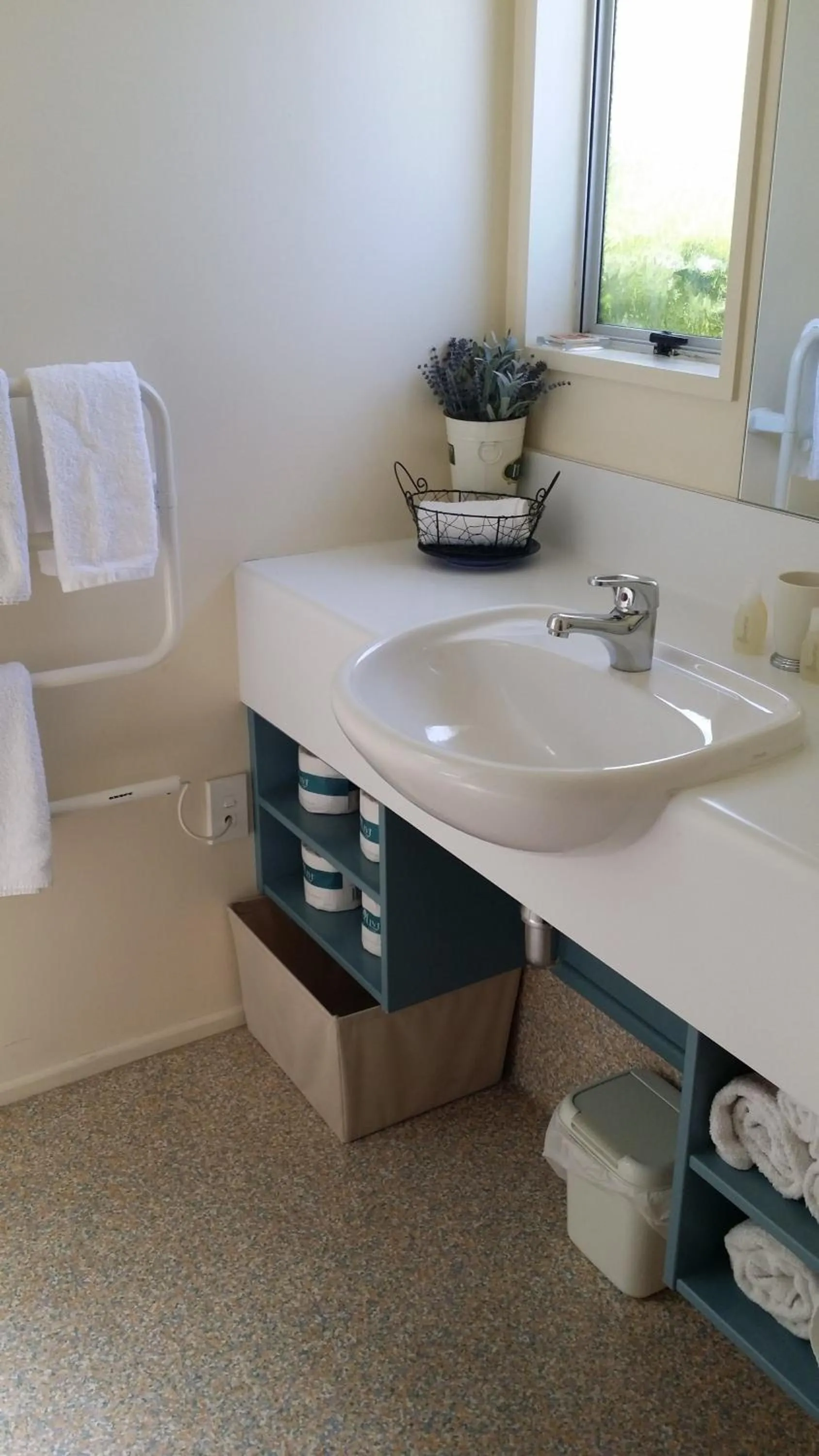 Bathroom in Bella Tuscany Motor Lodge