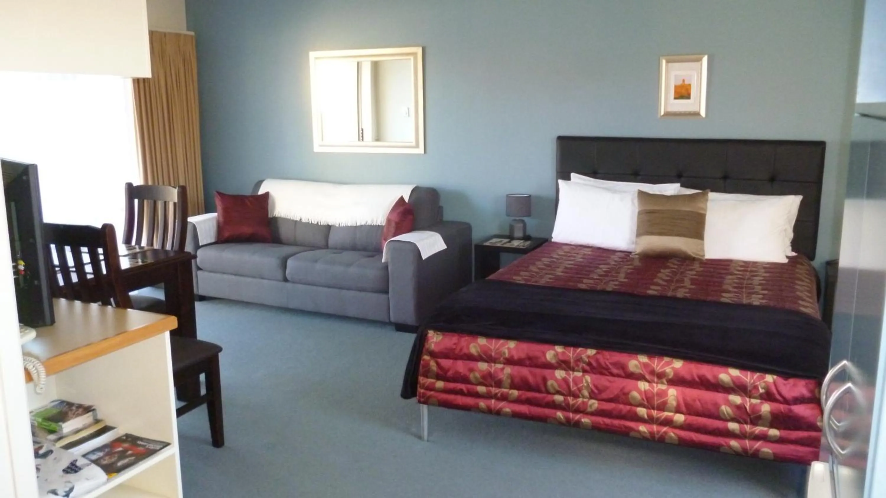 Living room, Bed in Bella Tuscany Motor Lodge