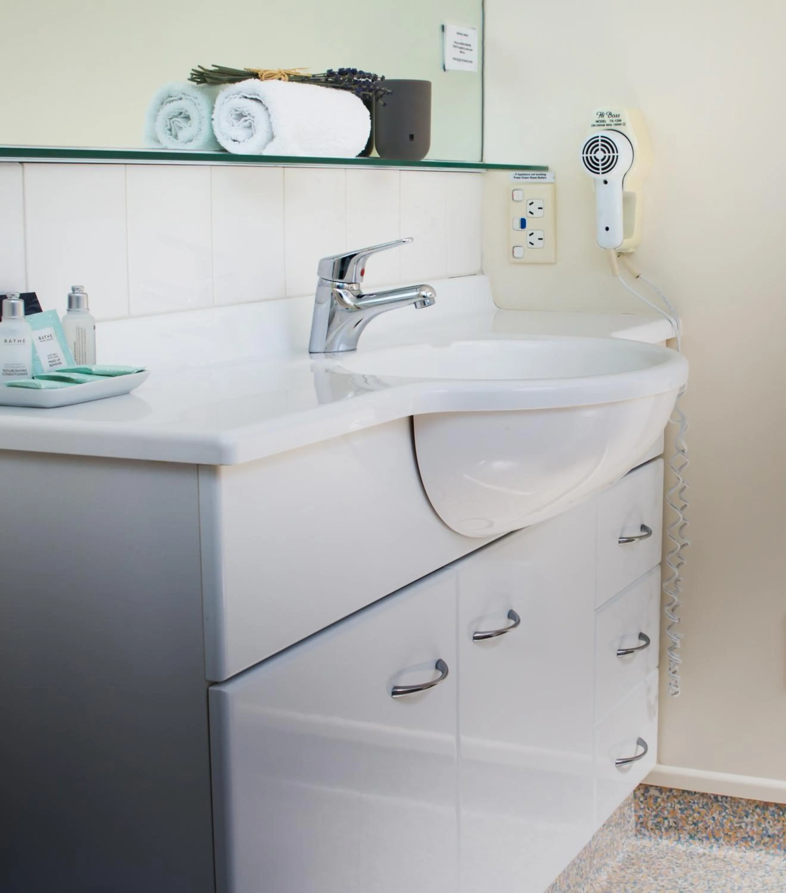 Bathroom in Bella Tuscany Motor Lodge