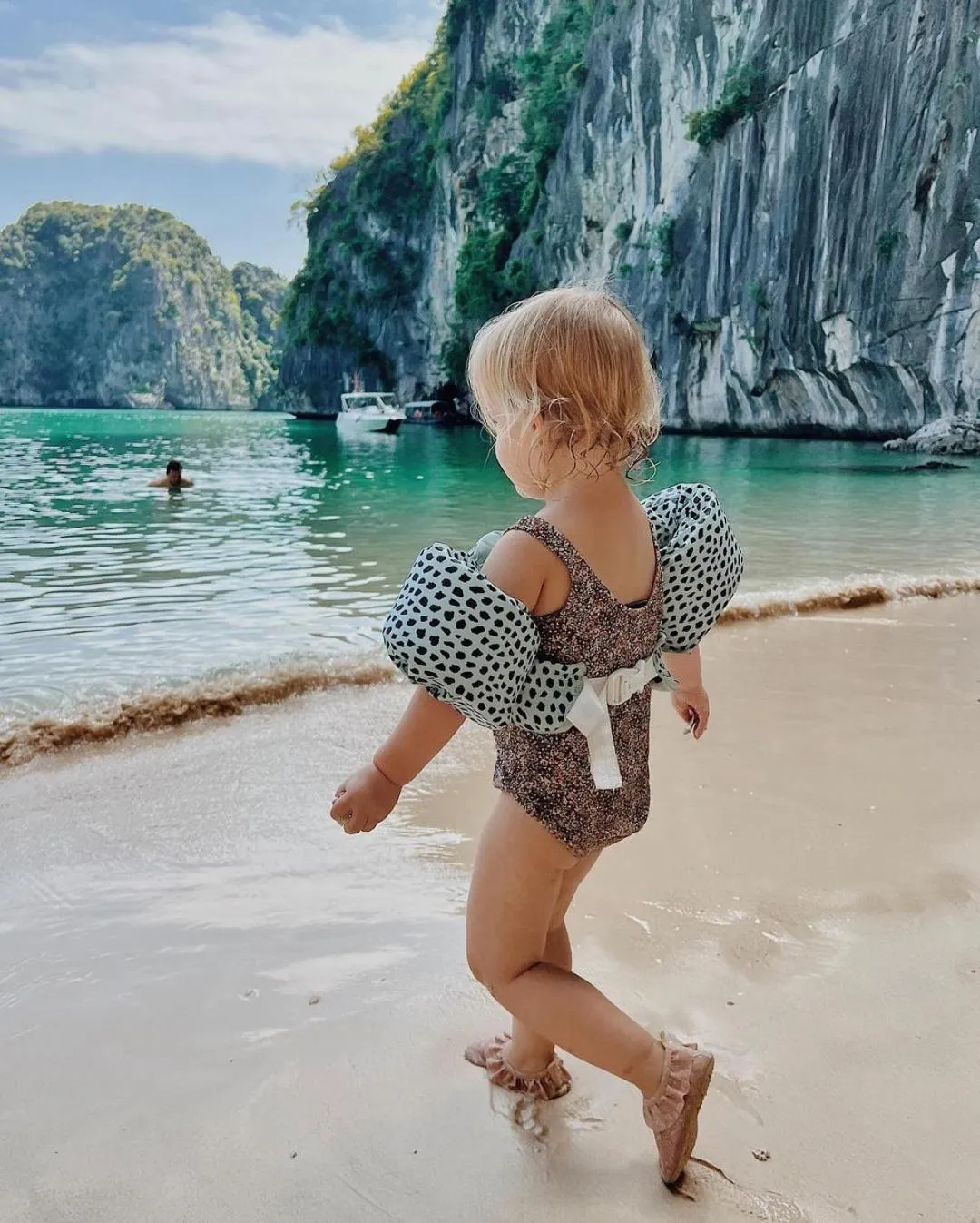 Day in Cat Ba Violet Hotel