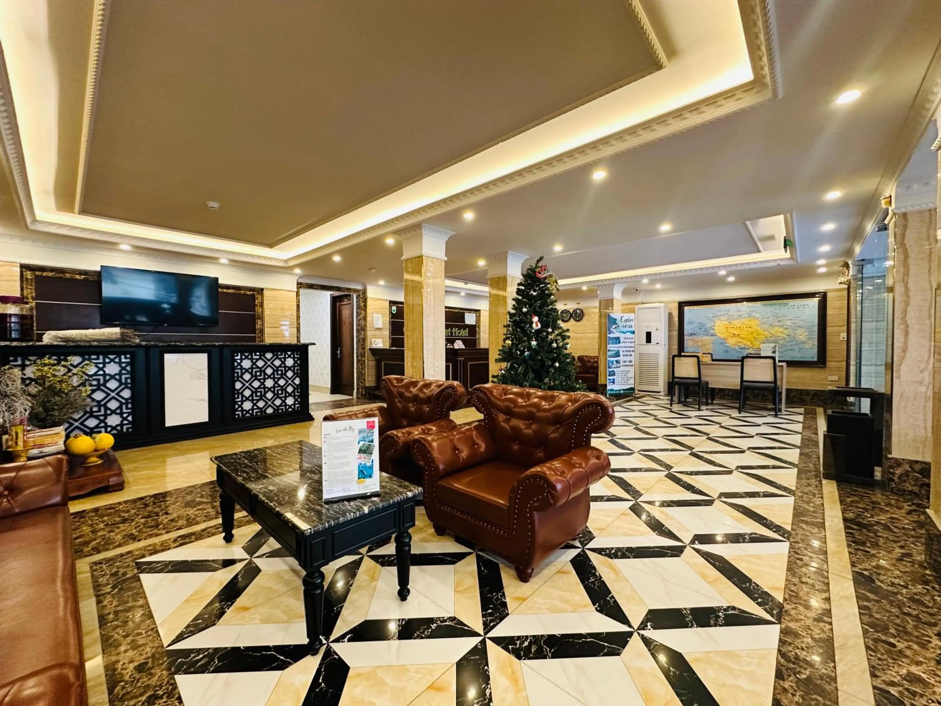 Communal lounge/ TV room in Cat Ba Violet Hotel