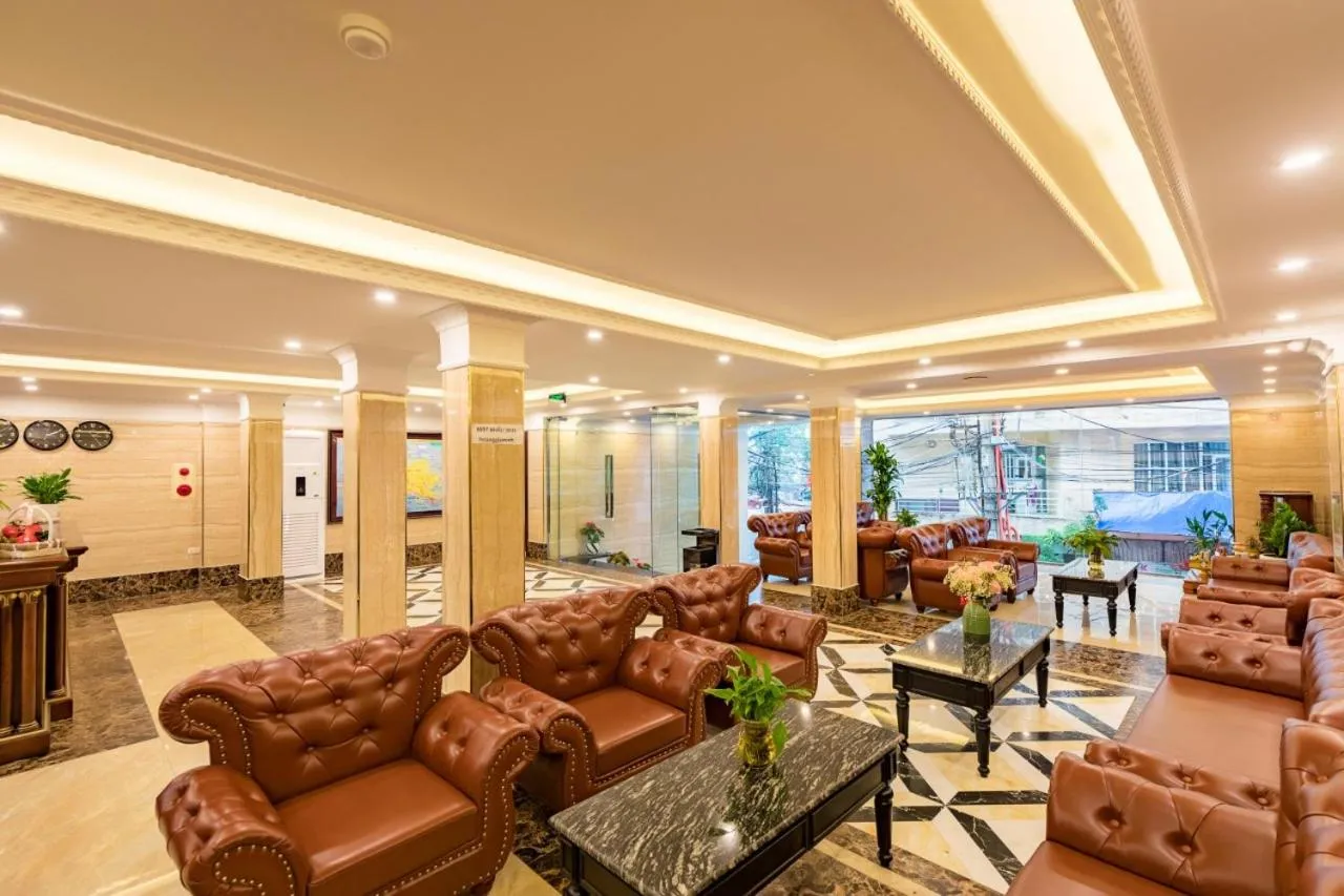 Communal lounge/ TV room in Cat Ba Violet Hotel