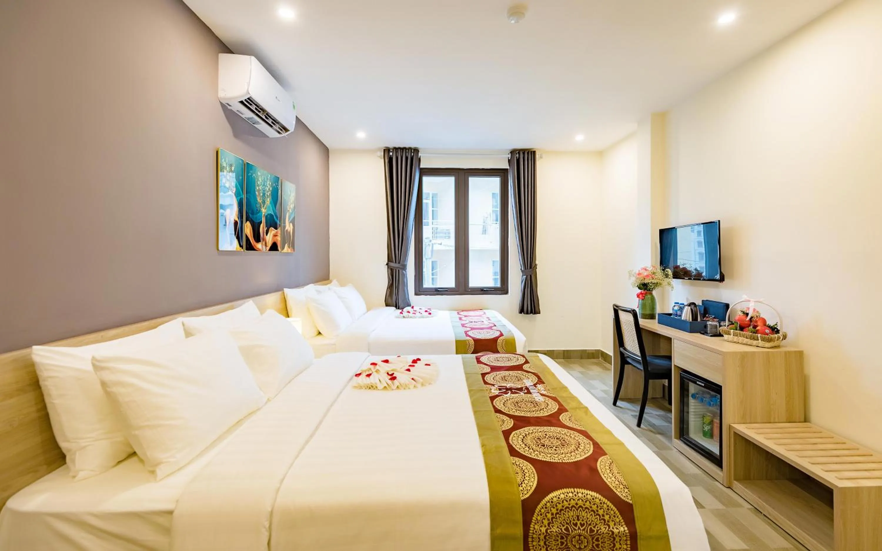 Photo of the whole room, Bed in Cat Ba Violet Hotel