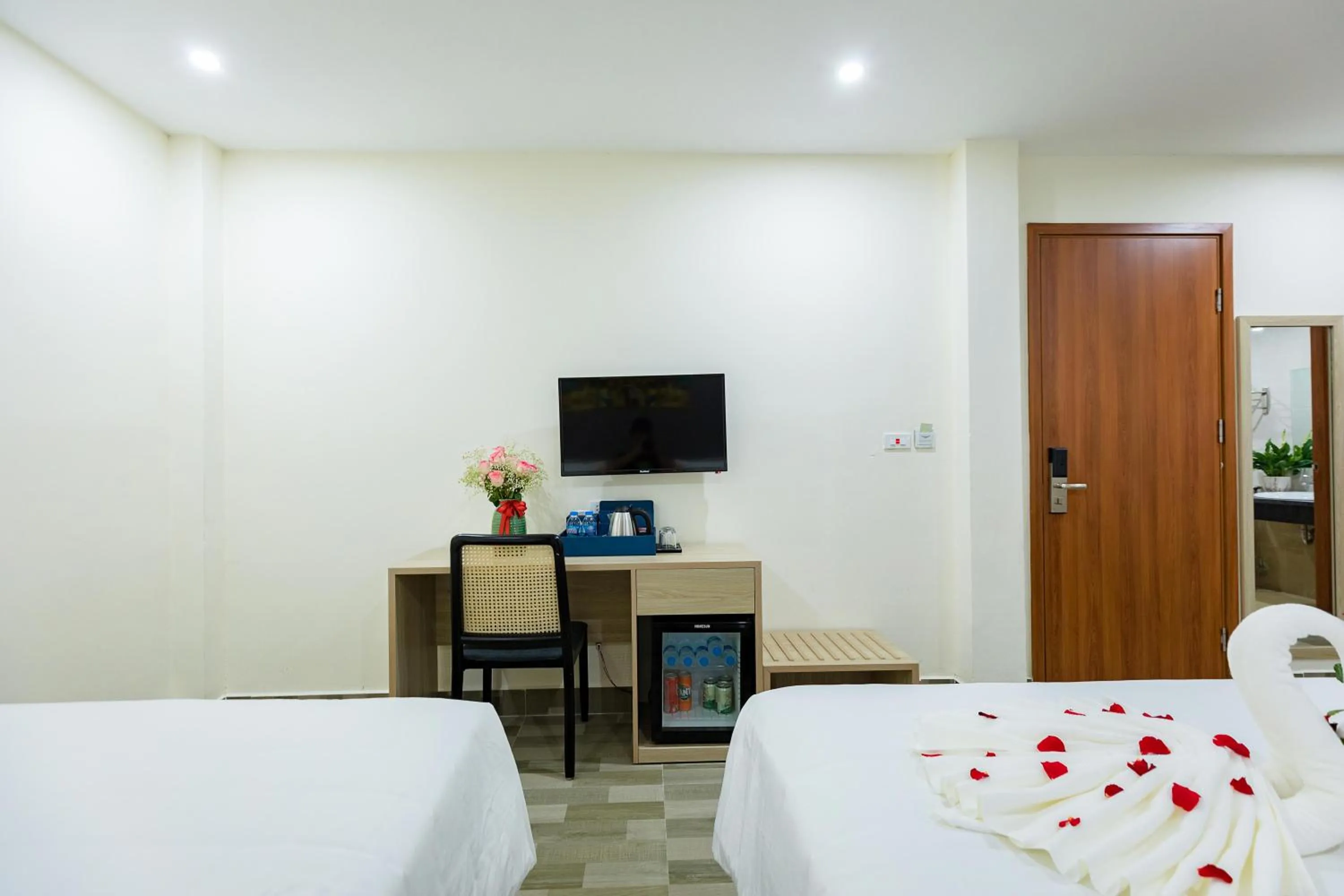 TV and multimedia, Bed in Cat Ba Violet Hotel