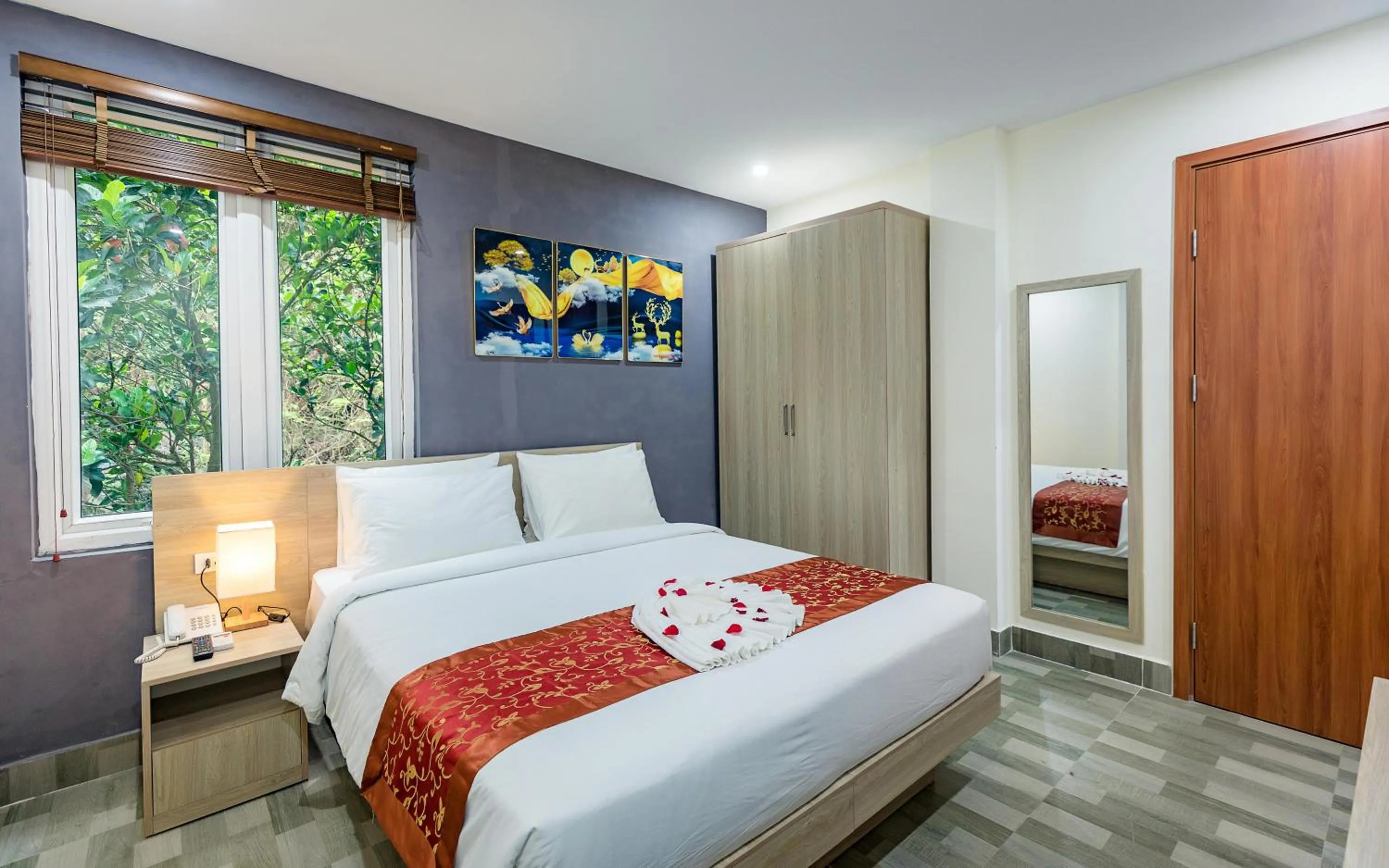 Bed in Cat Ba Violet Hotel