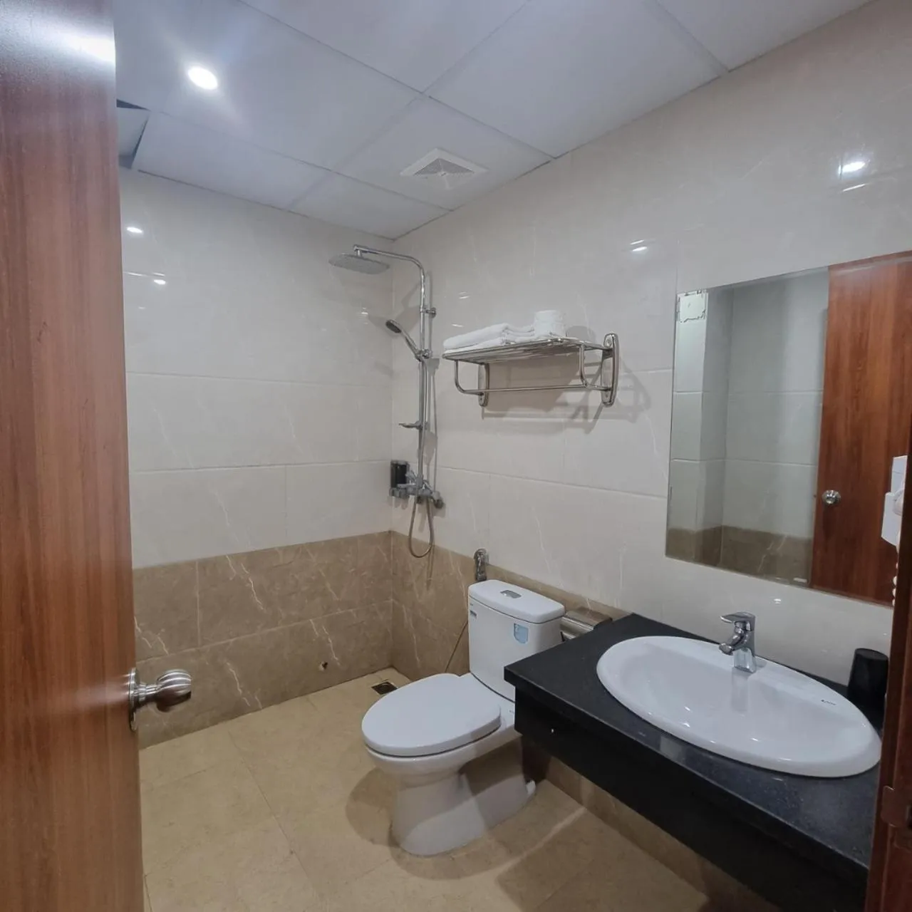 Shower in Cat Ba Violet Hotel