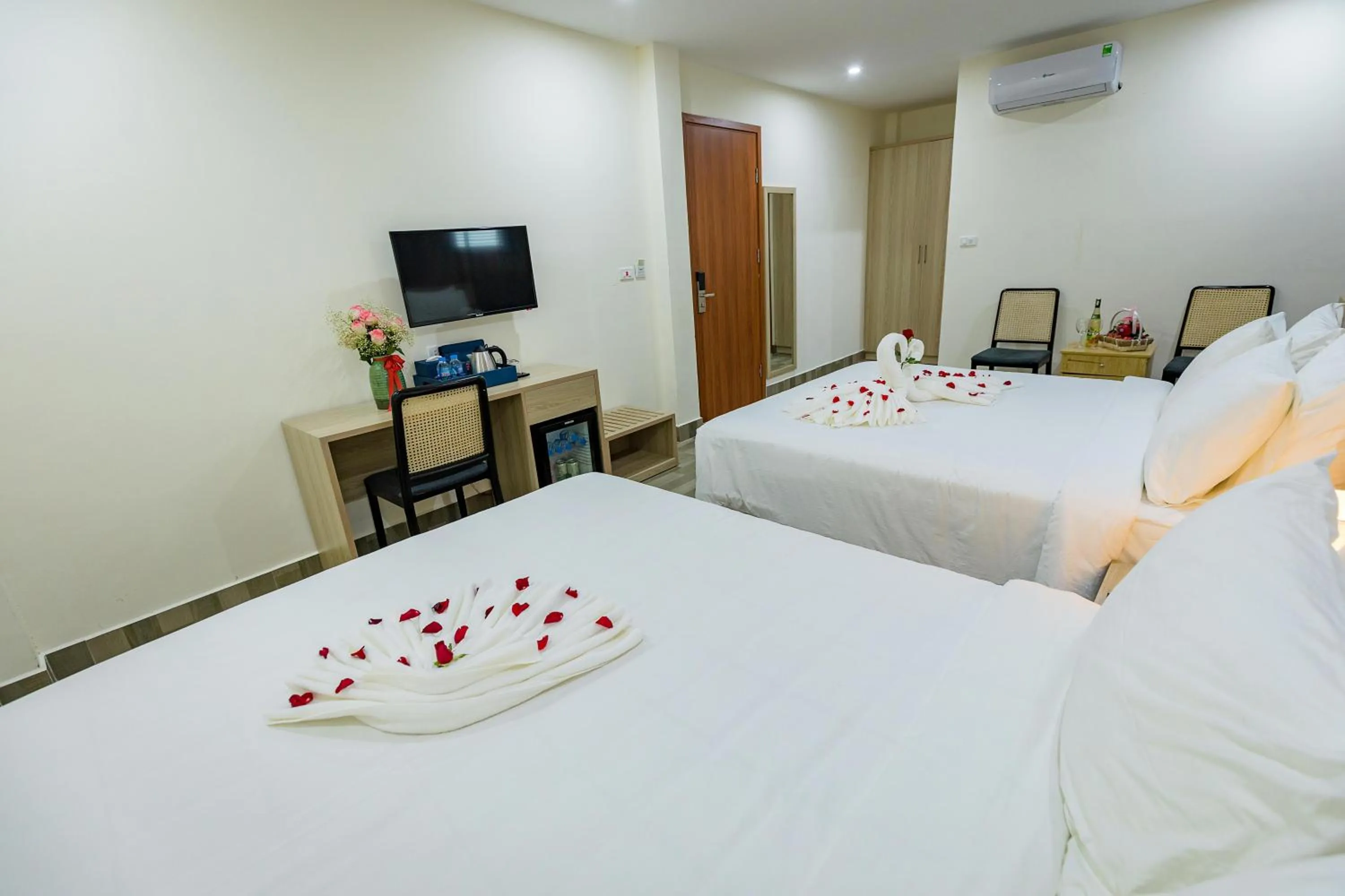 Photo of the whole room, Bed in Cat Ba Violet Hotel