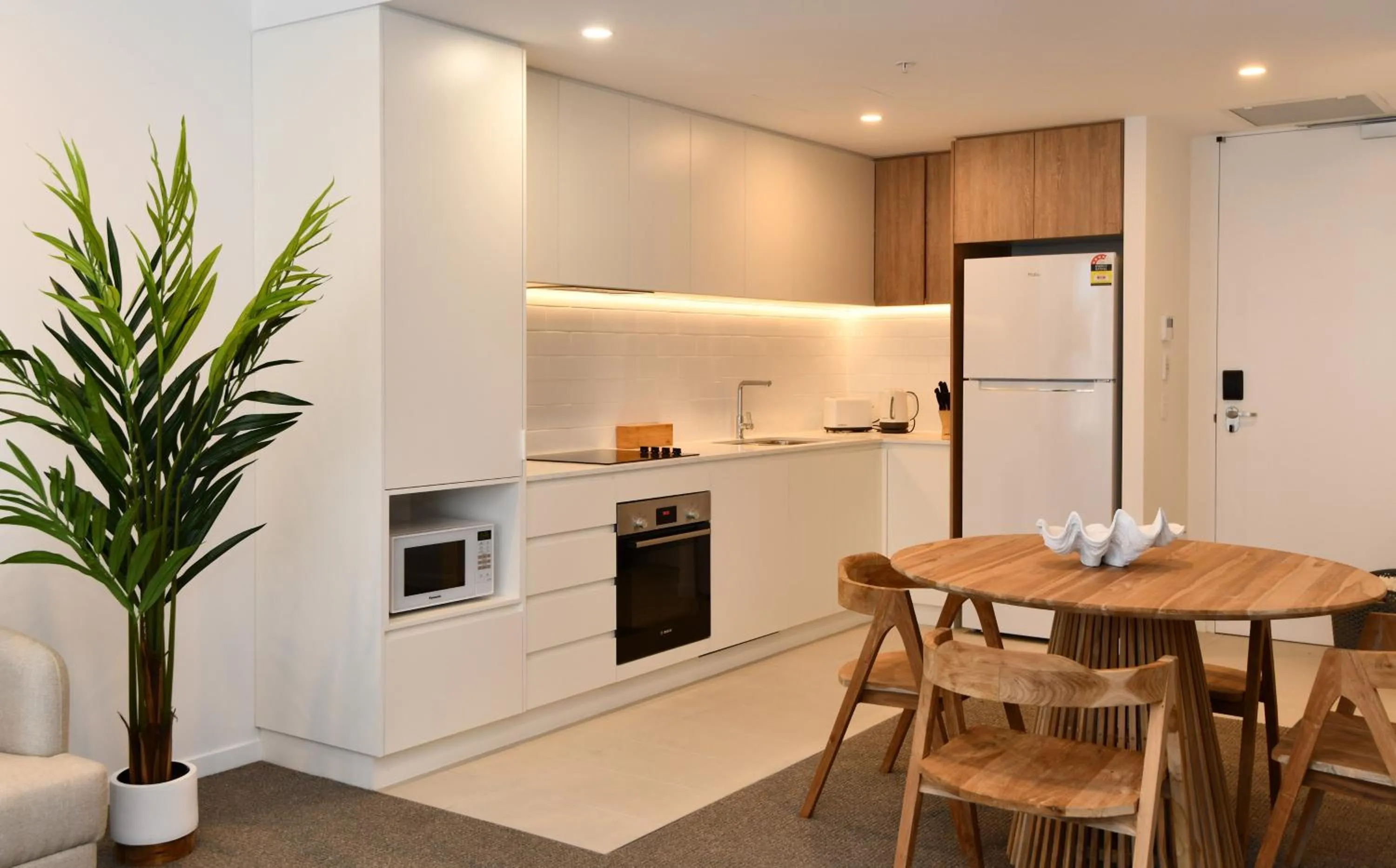 Kitchen or kitchenette in X Kirra Apartments