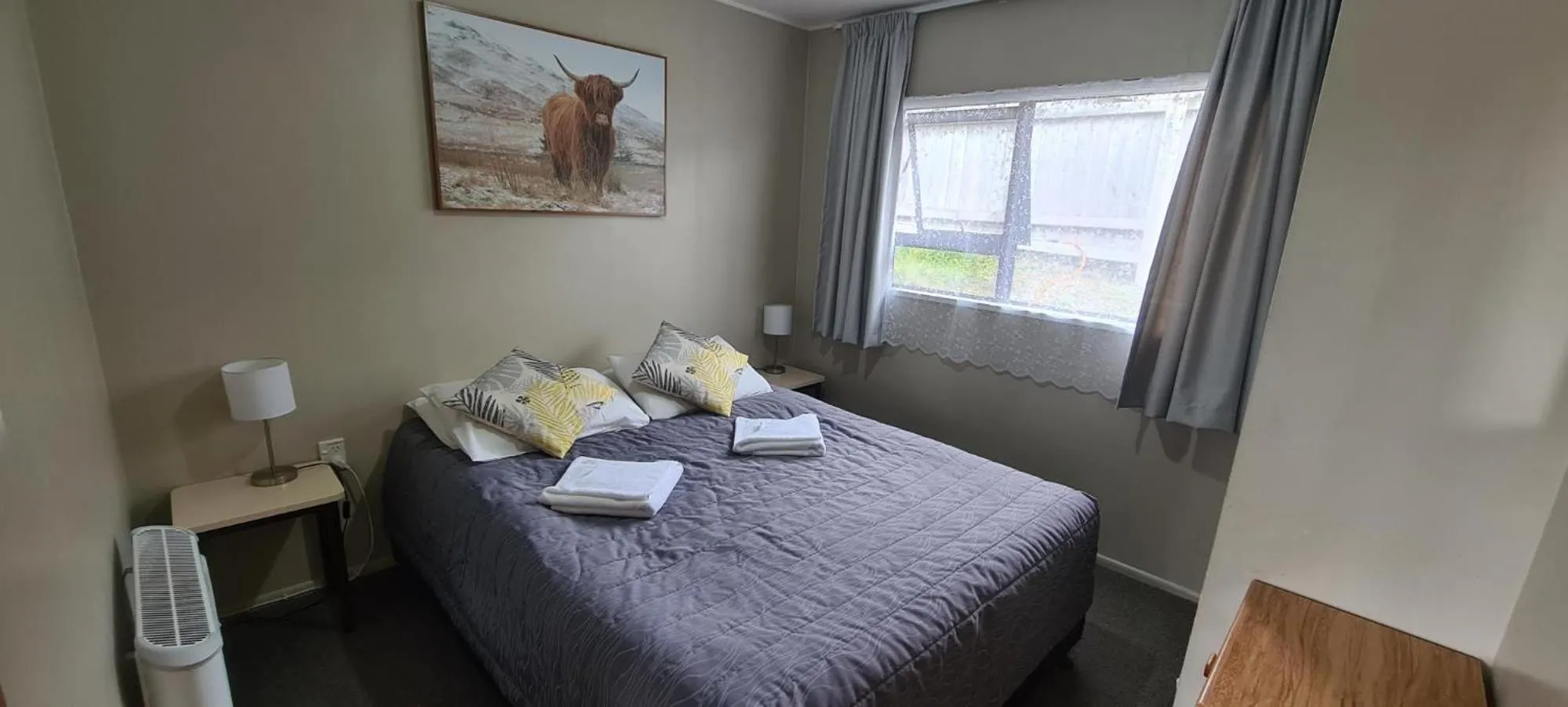 Bedroom, Bed in Forest Peak Motel