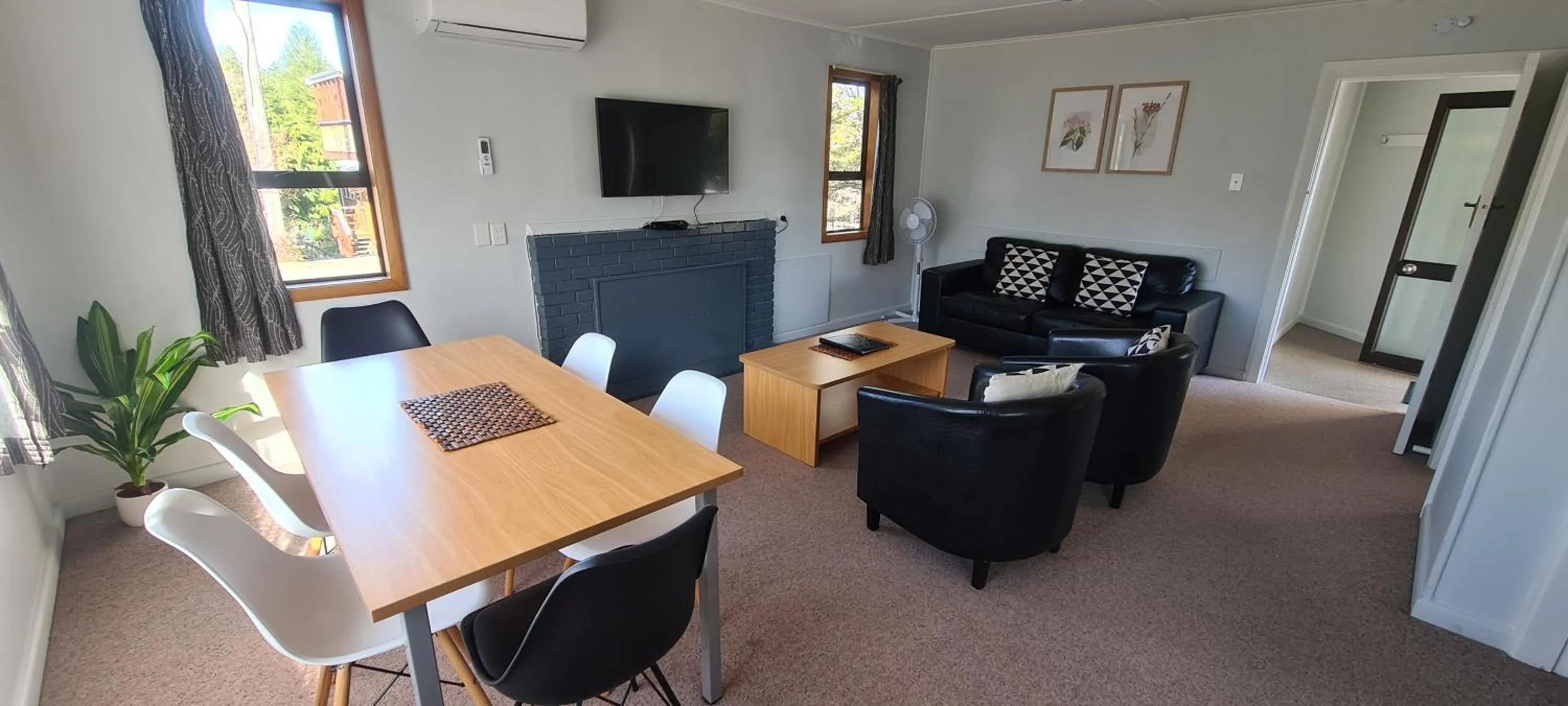 Communal lounge/ TV room in Forest Peak Motel