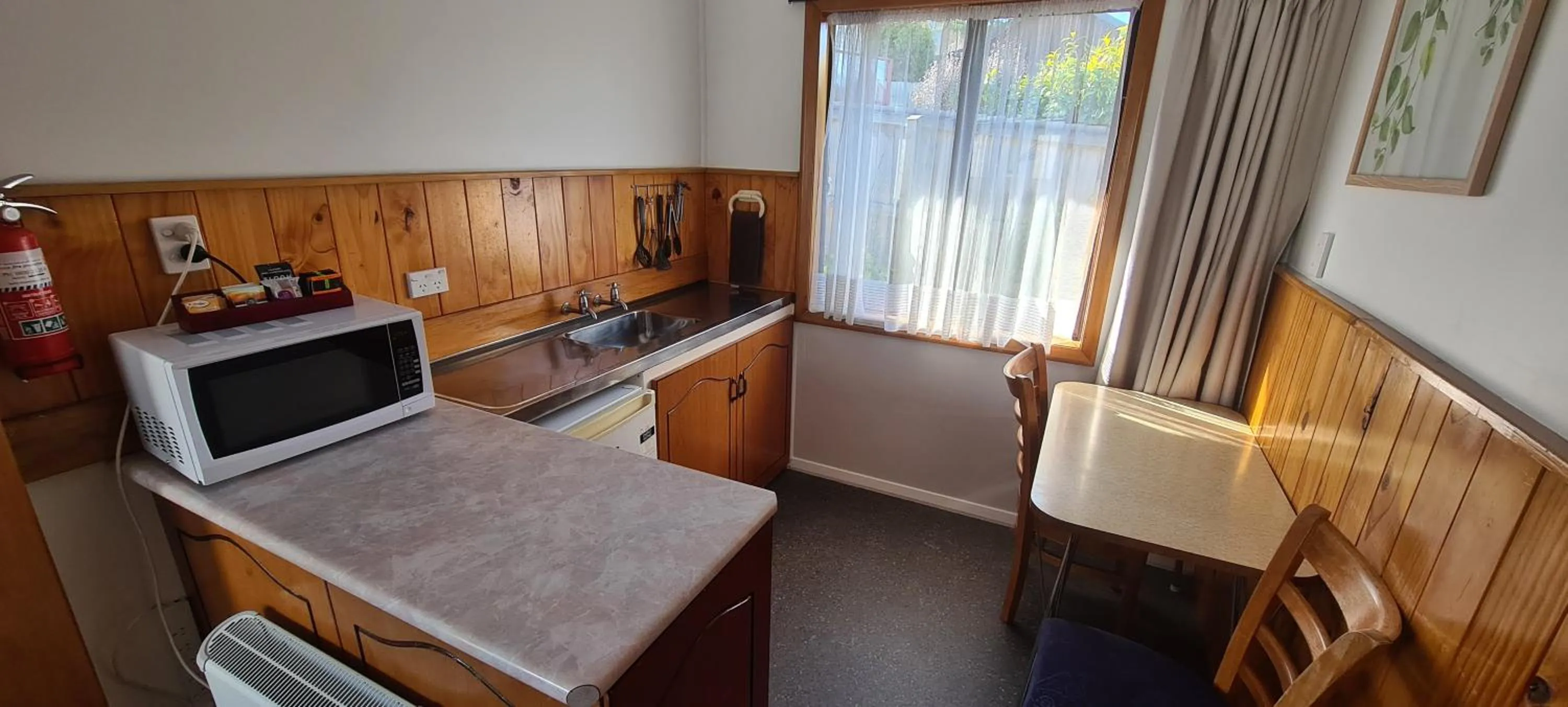 Kitchen or kitchenette in Forest Peak Motel