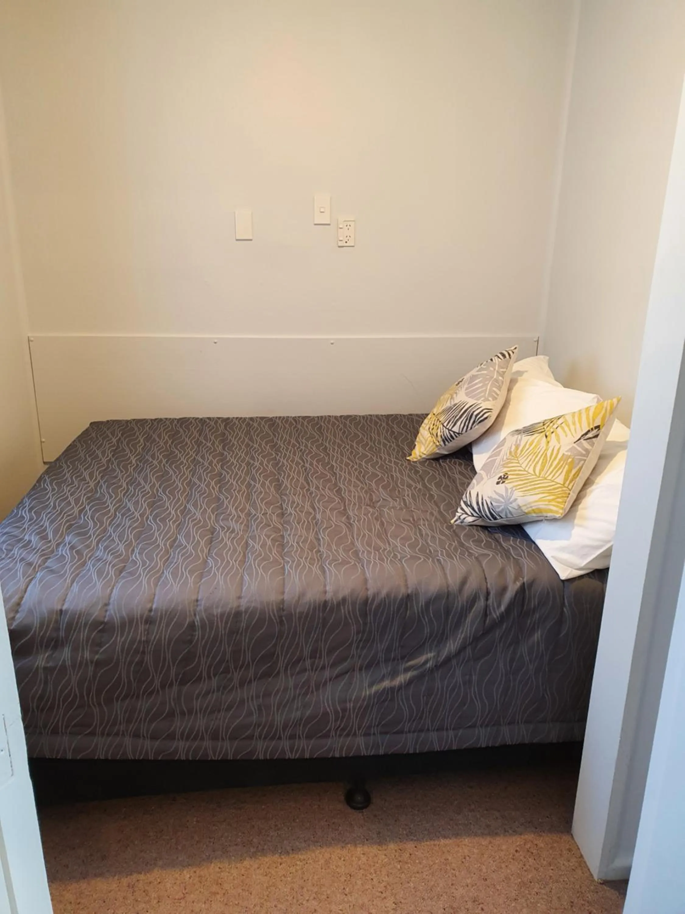 Bedroom, Bed in Forest Peak Motel