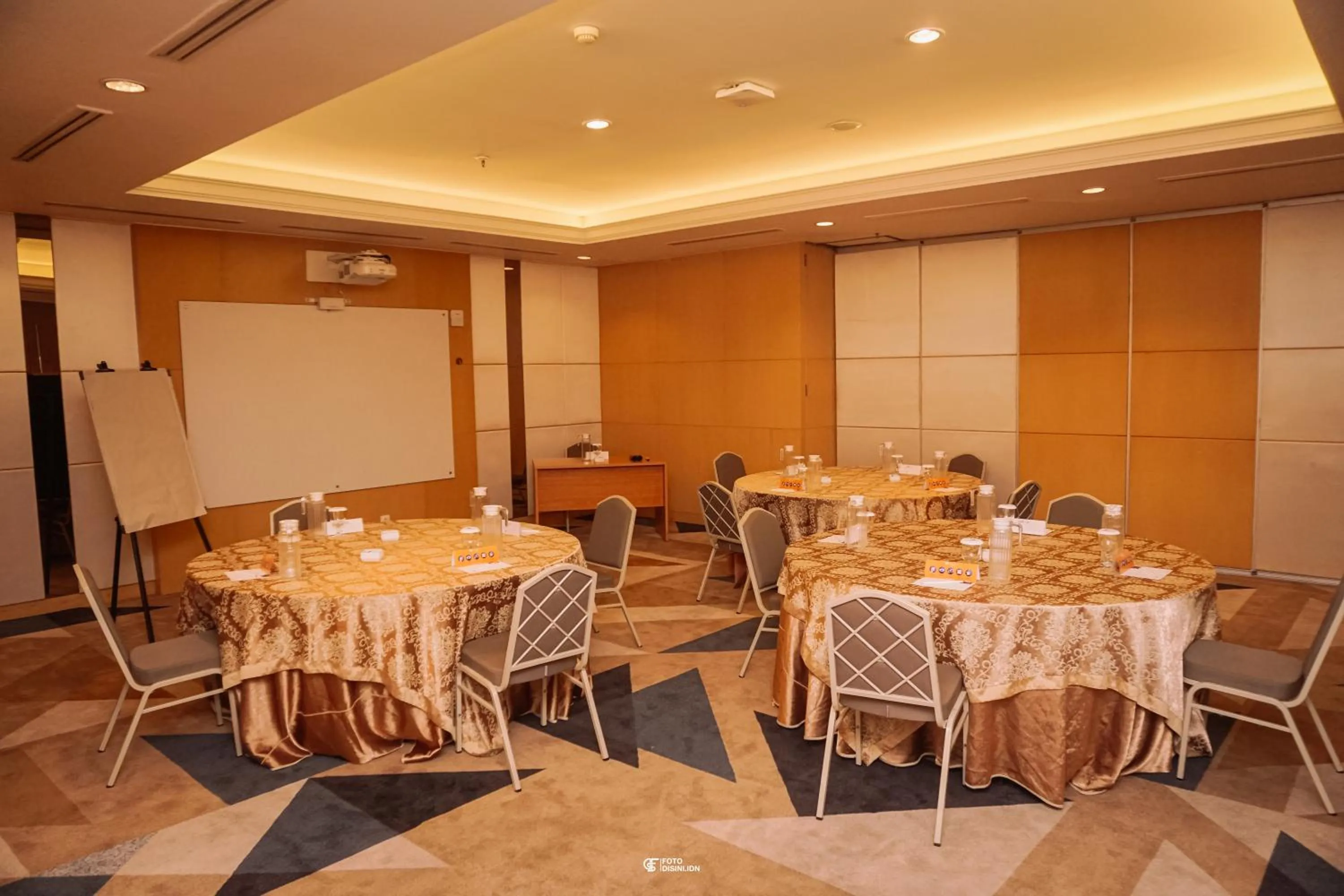Meeting/conference room in All Sedayu Hotel Kelapa Gading