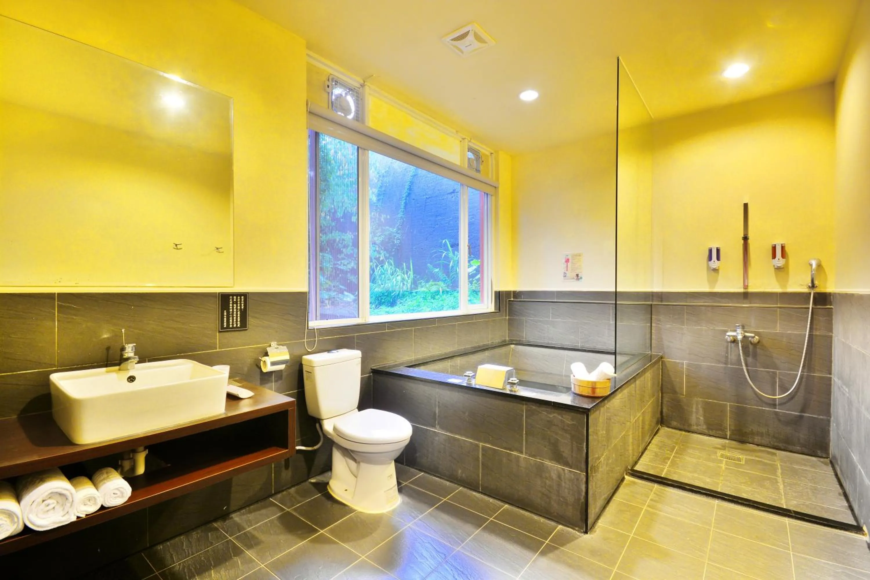 Bathroom in Courier Station