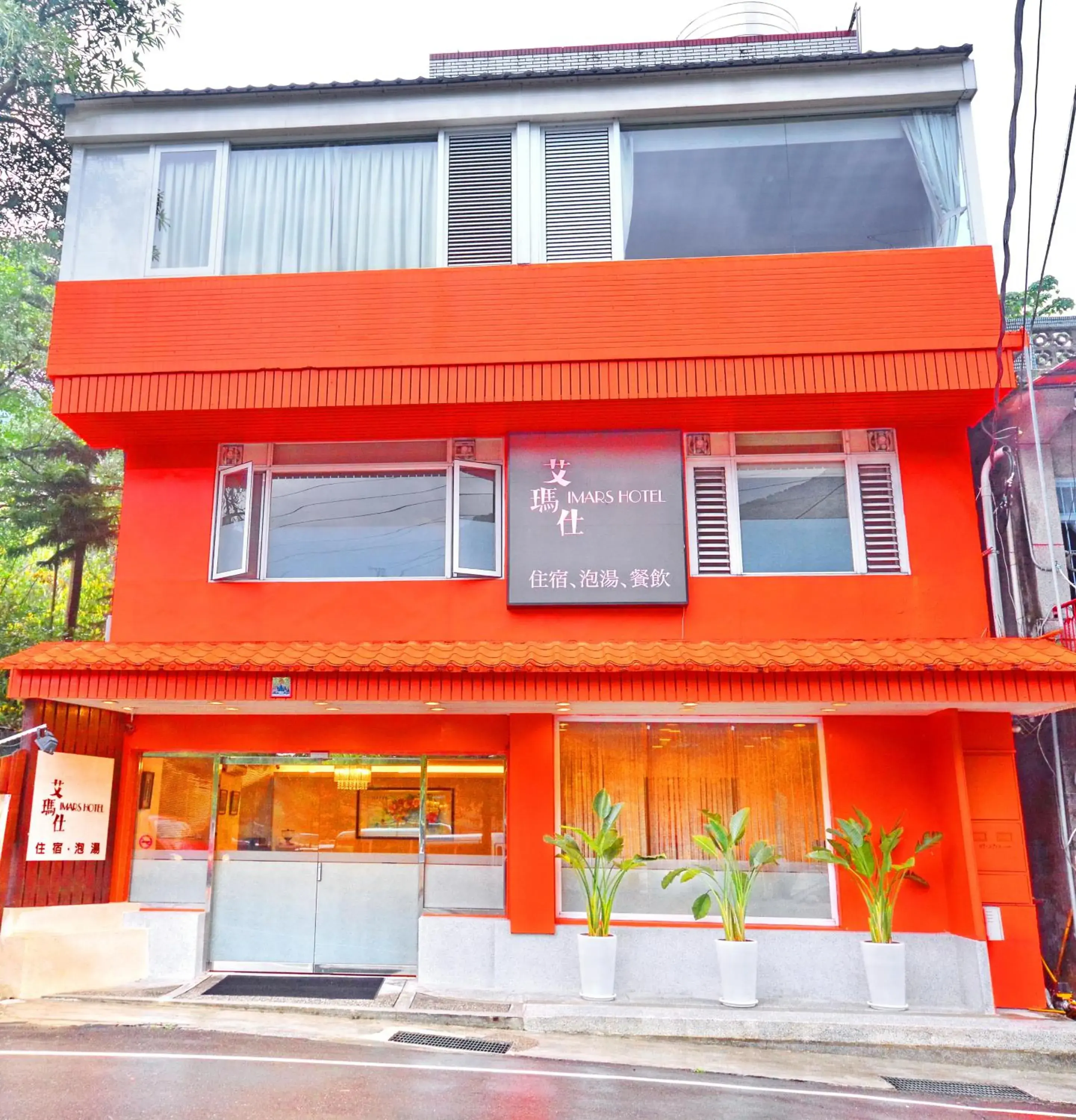 Facade/entrance in Courier Station Facade/entrance in Courier Station