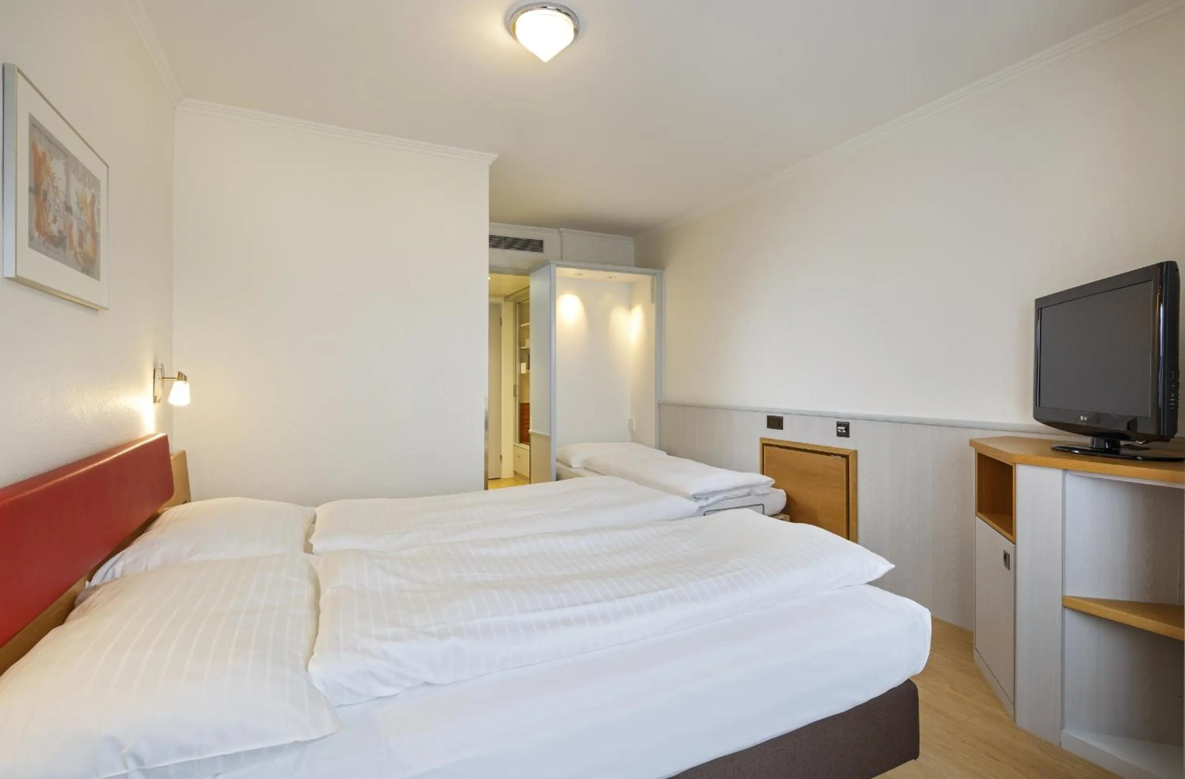 Bedroom, Bed in Swiss Star Irchel - Self Check-In